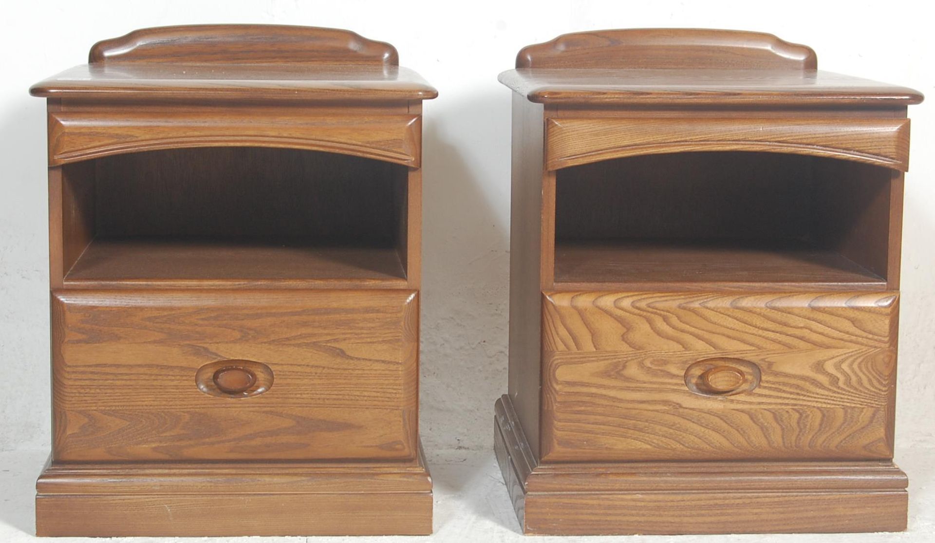 A pair of 20th century Ercol style elm  bedside cabinets by Jentique. Each being raised on plinth - Bild 2 aus 5