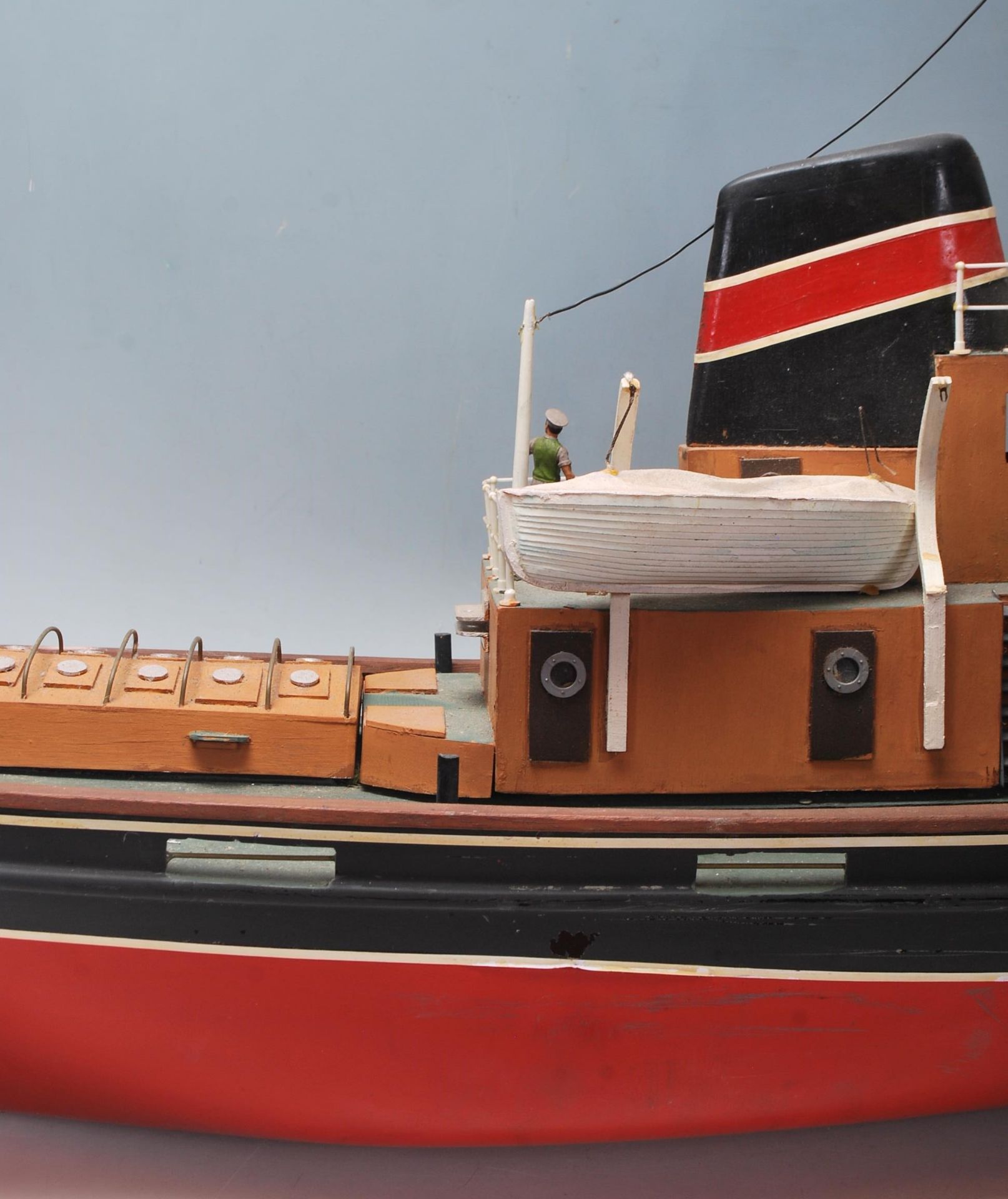 A vintage 20th Century scratch built remote control boat having a red and black hull with model - Bild 3 aus 7