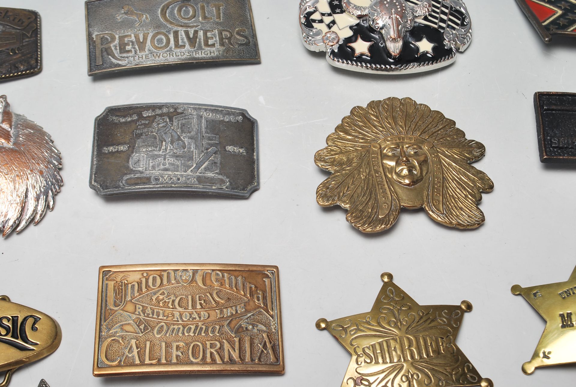 A collection of contemporary Americana / American belt buckles to include a Colt Revolver belt - Bild 7 aus 7