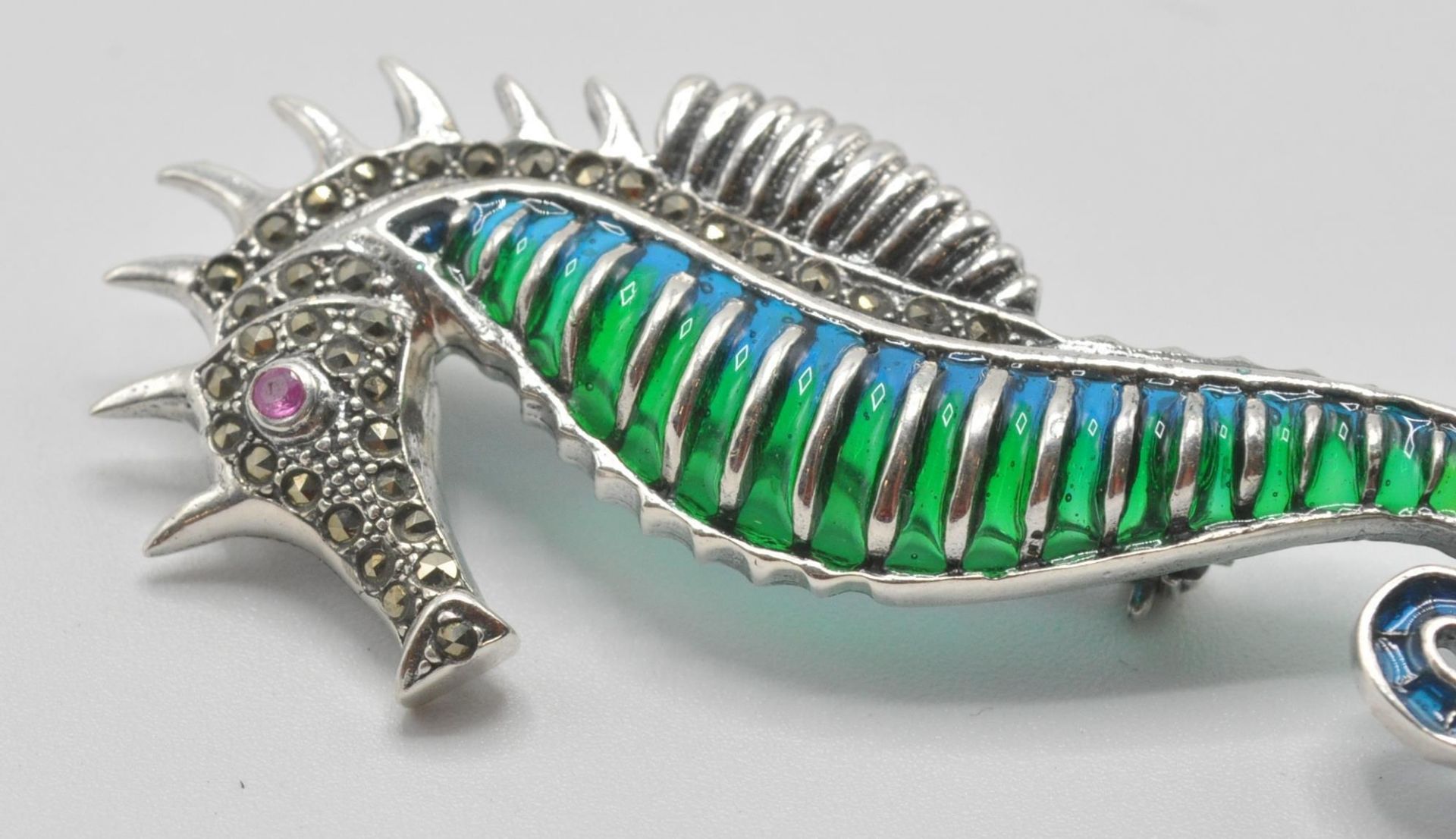 A silver 925 plique a jour pendant . brooch in the form of a seahorse with red stone eye having - Bild 2 aus 5