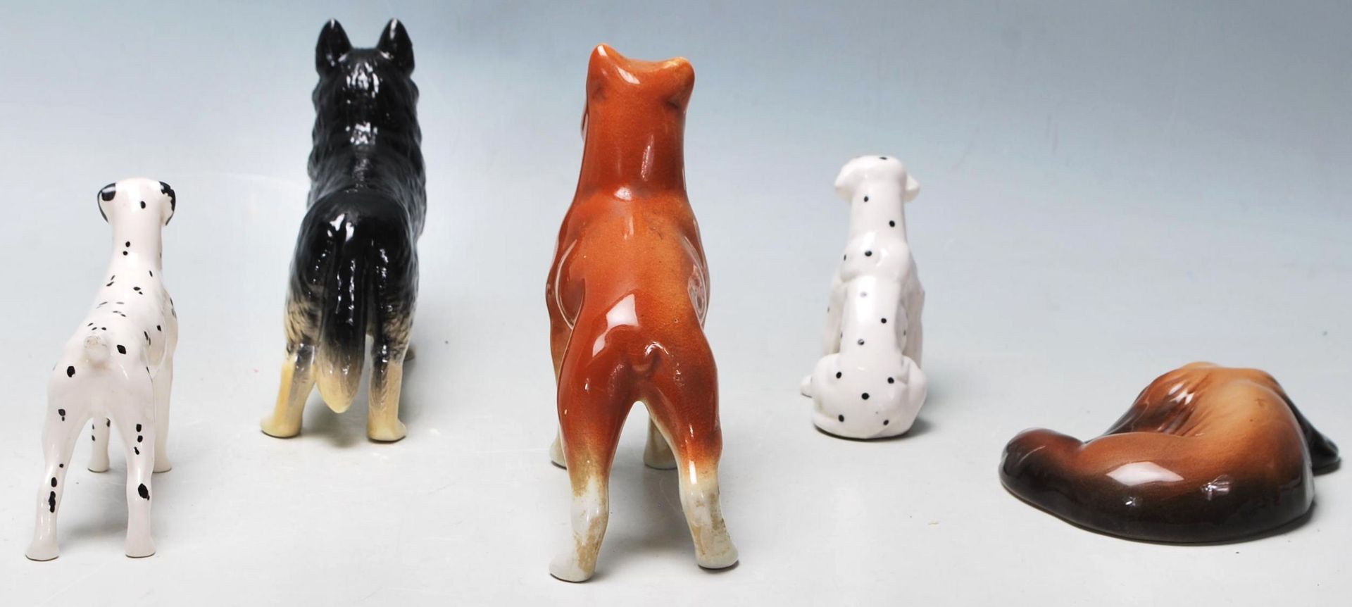 A collection of 20th Century ceramic figurines of dogs in various shapes and sizes to include a - Bild 3 aus 6