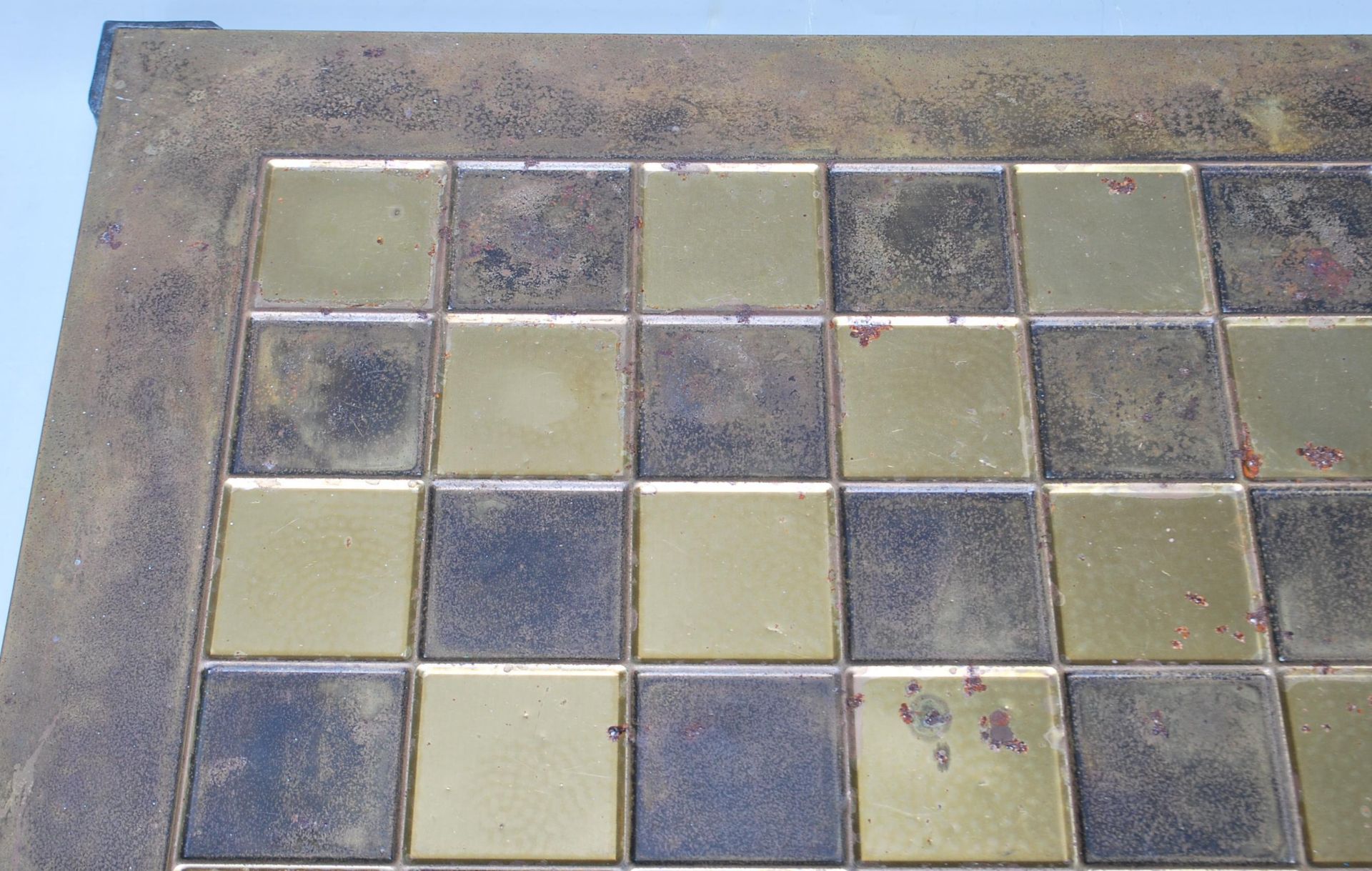 A 20th Century brass chess board raised on bracket feet with ebonised squares together complete with - Bild 2 aus 5