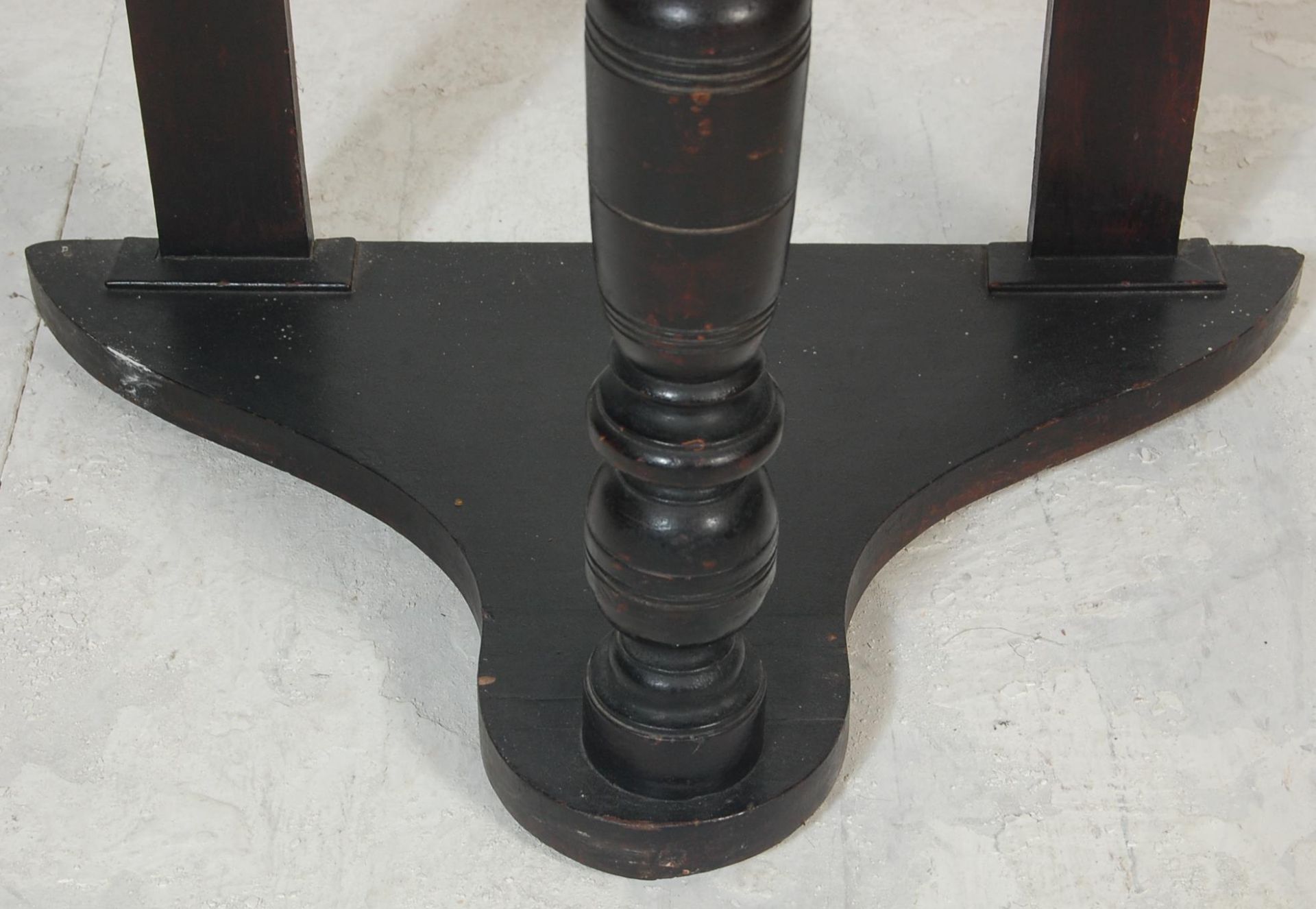 A Victorian 19th century mahogany demi-lune / half moon console hall table. Raised on bun feet - Bild 4 aus 6