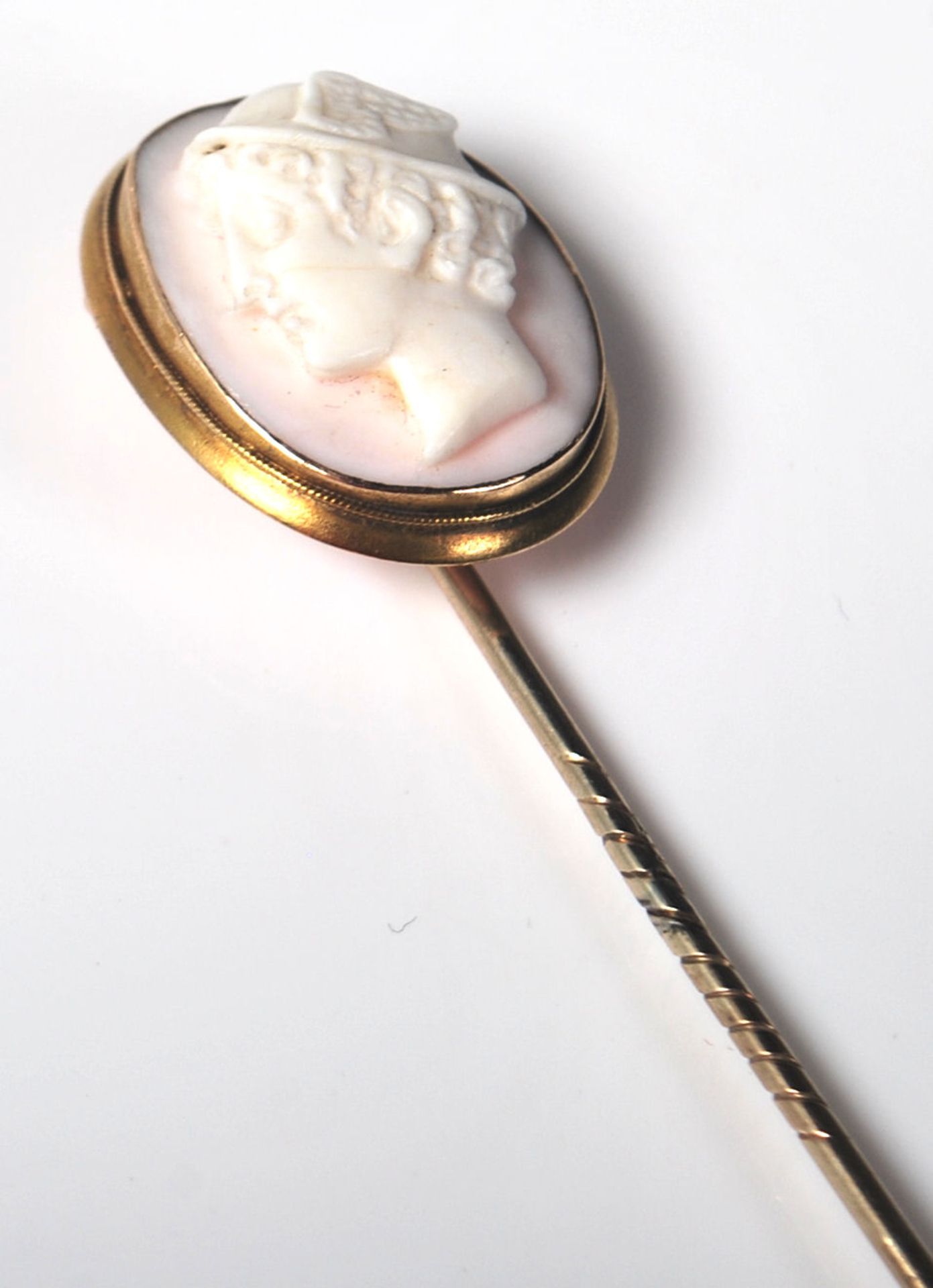An early 20th Century antique large cameo carved shell tie / stick pin depicting Hermes set in - Bild 7 aus 7