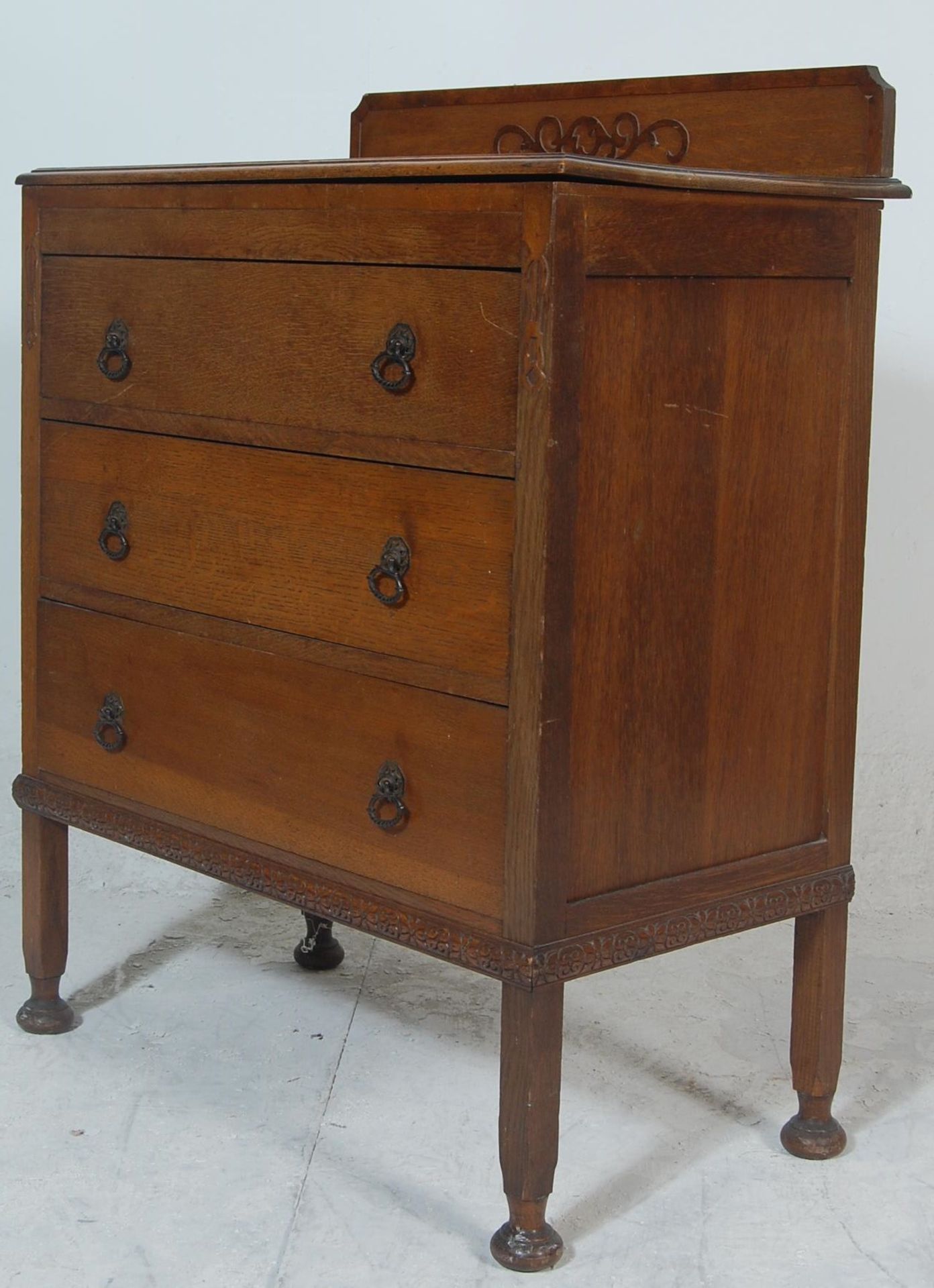 A good 1930's Queen Anne revival oak chest of drawers. The chest being raised on squared legs with - Bild 8 aus 8