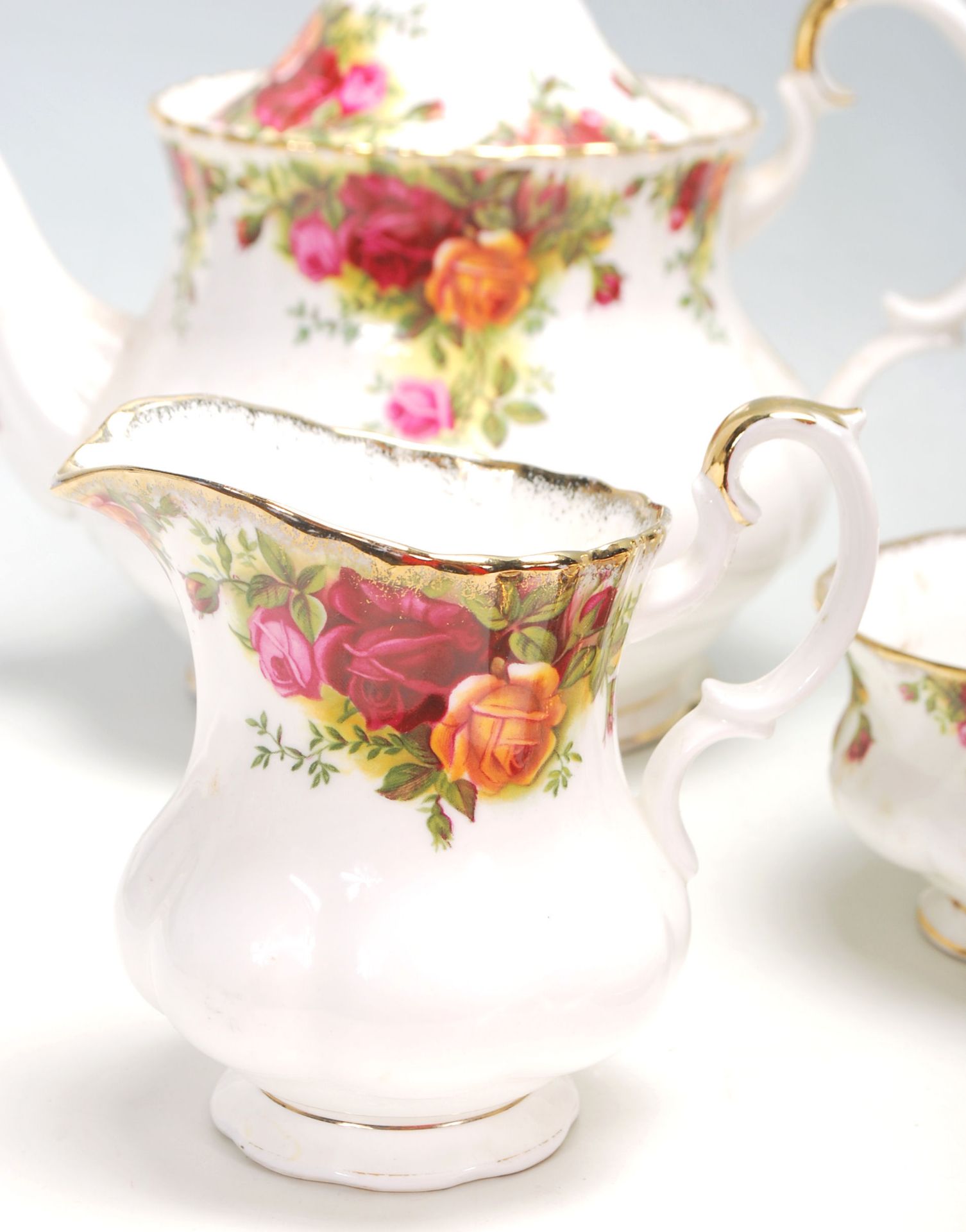 A 20th Century Royal Albert Old Country Roses tea service to include six tea cup trios, tea pot - Bild 4 aus 8