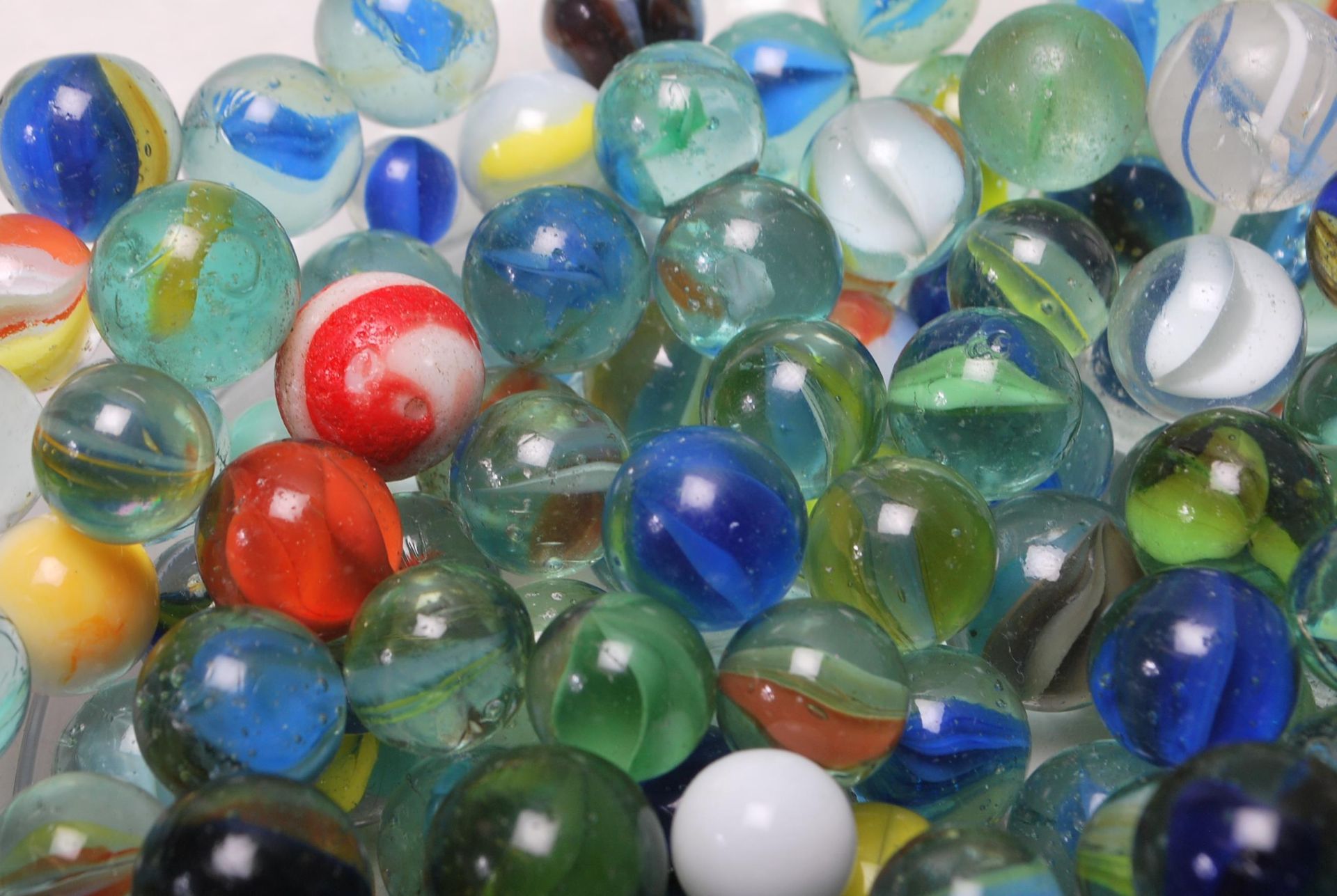 A large collection of believed 19th century and 20th century glass marbles. All of varying sizes and - Bild 3 aus 9