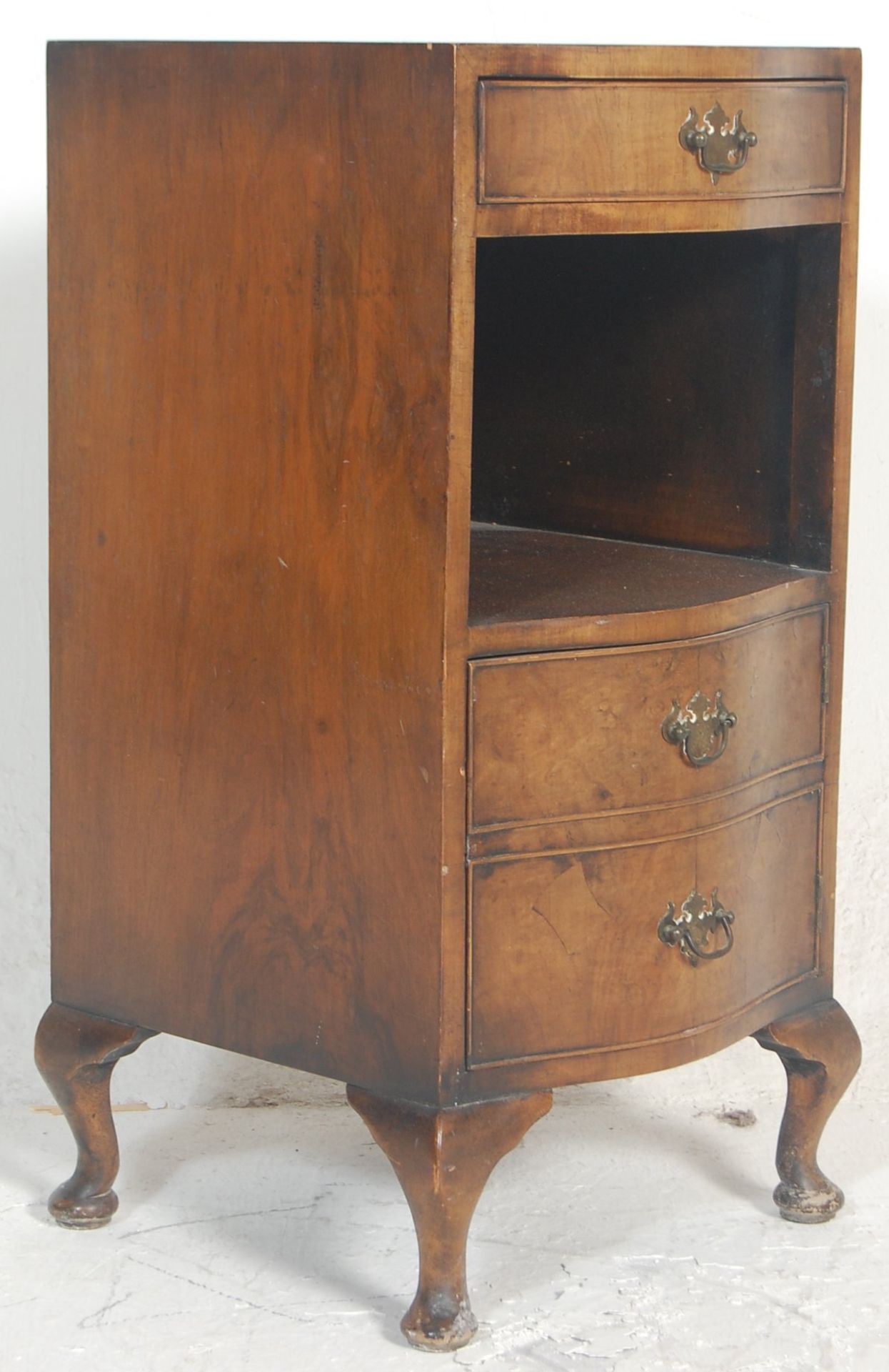 A vintage 1940s mid century walnut veneered tallboy / bachelors chest  / chest of drawers having a - Bild 10 aus 15
