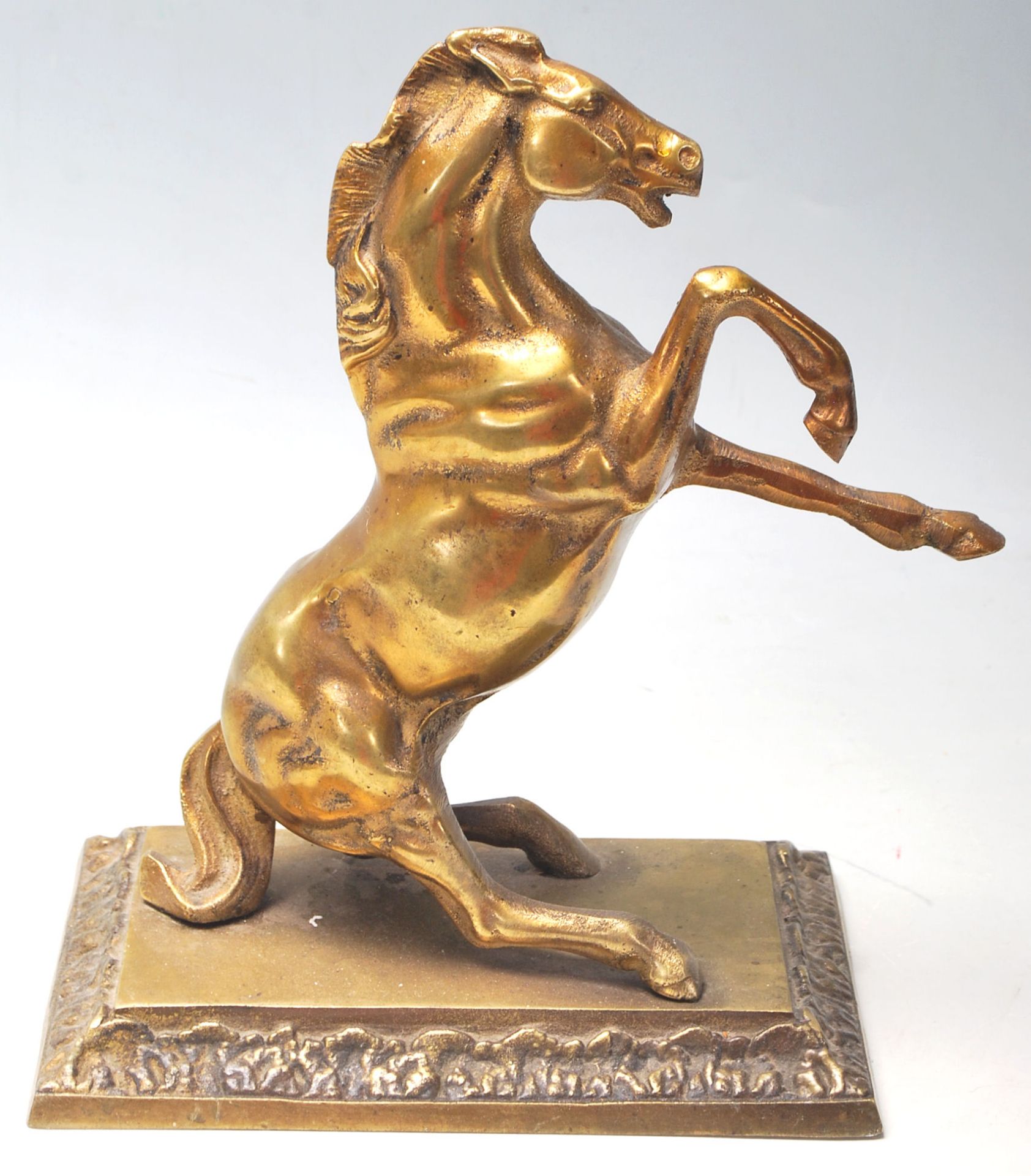 A vintage 20th century brass horse mantle ornament sitting on the back legs with front legs - Bild 3 aus 6
