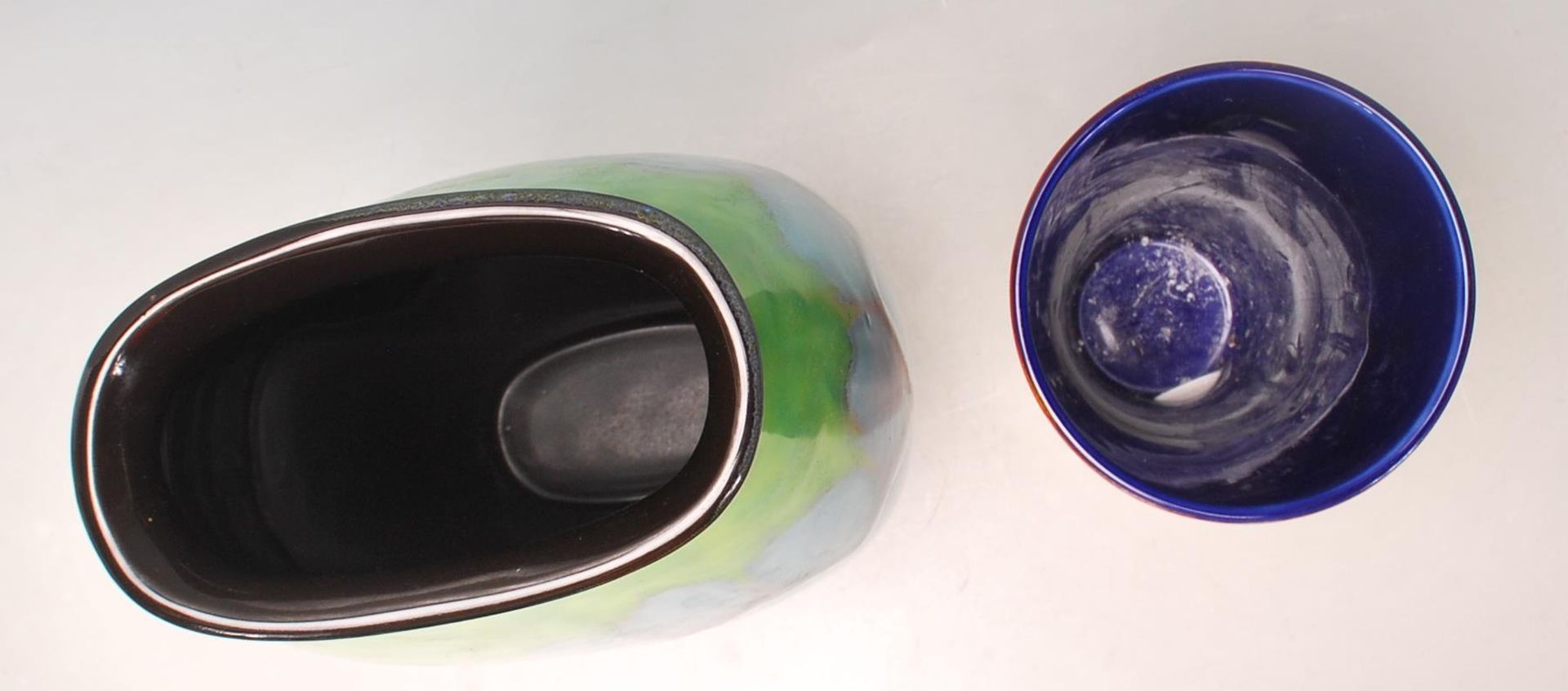 A vintage retro Poole pottery vase being glazed with blue green together with a smaller vase - Bild 5 aus 6