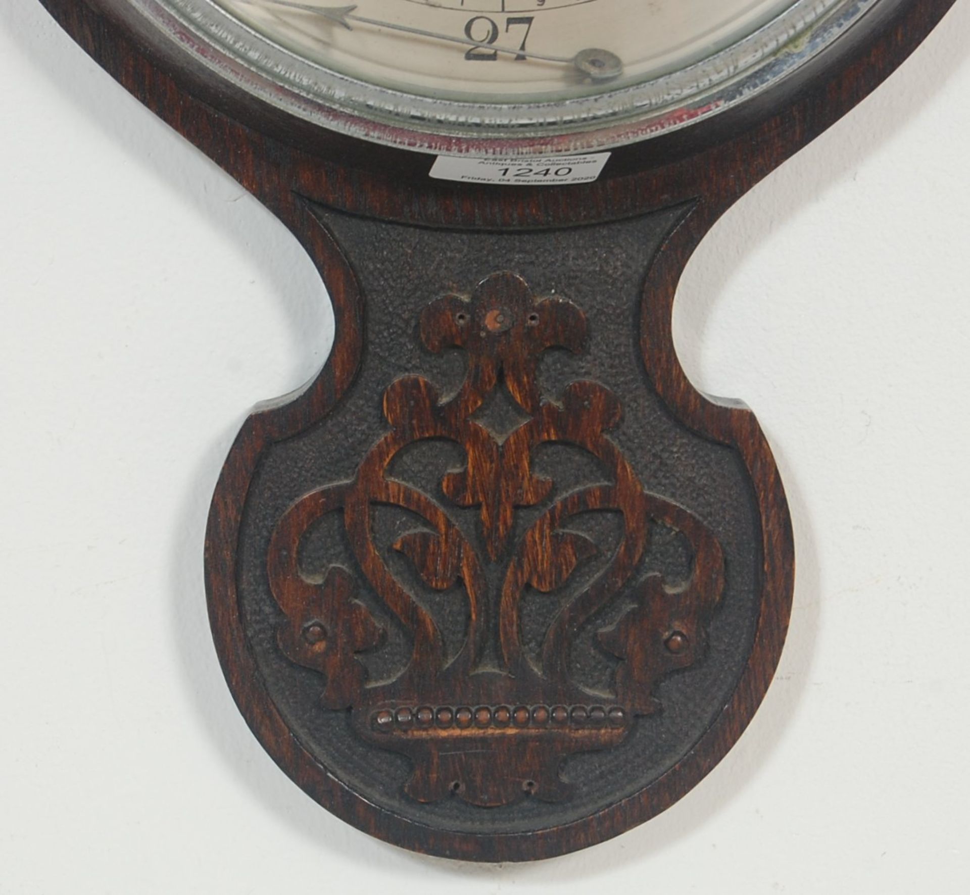 An early 20th century carved oak aneroid wall barometer. The barometer of banjo form having - Bild 5 aus 6