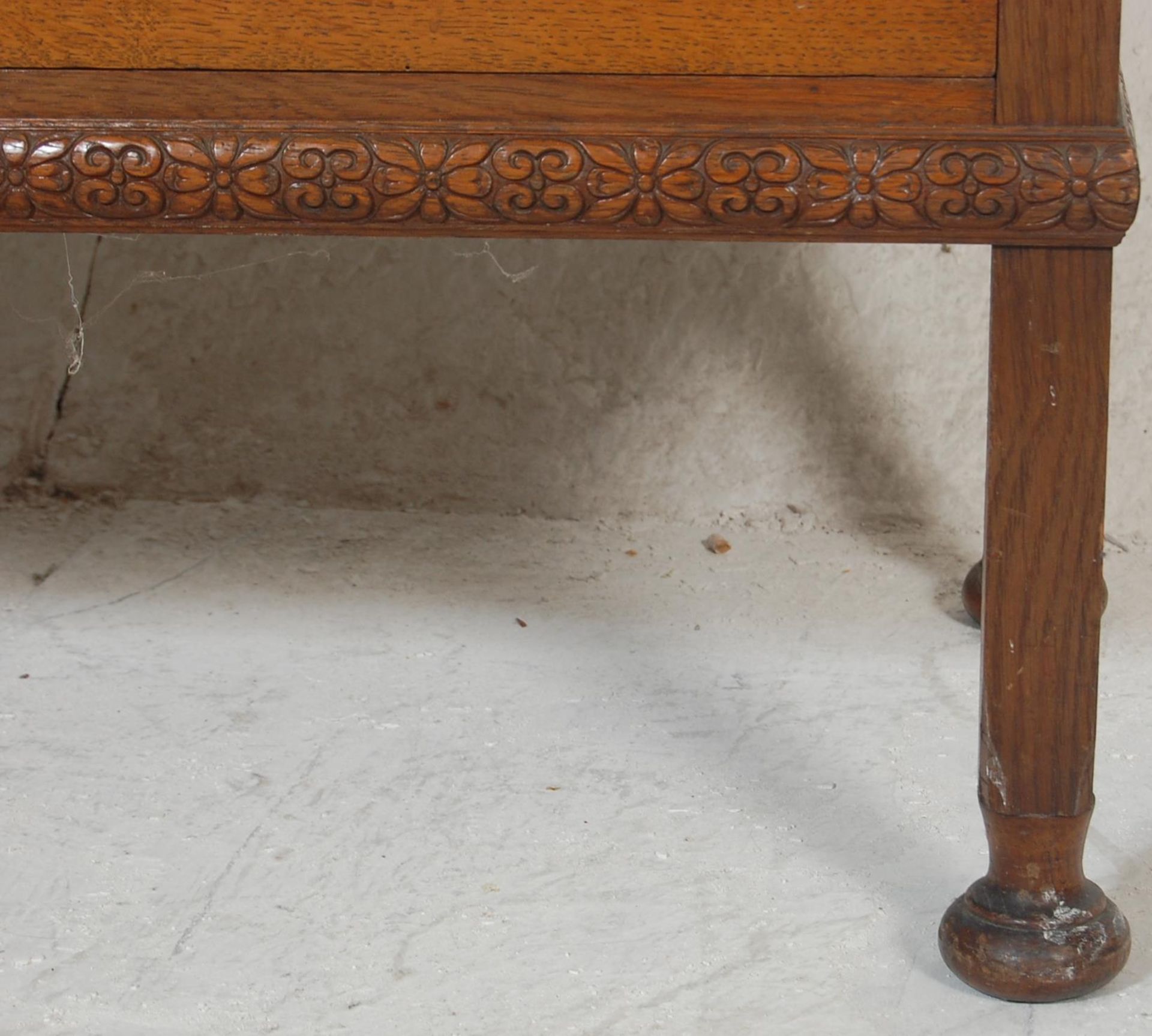 A good 1930's Queen Anne revival oak chest of drawers. The chest being raised on squared legs with - Bild 6 aus 8