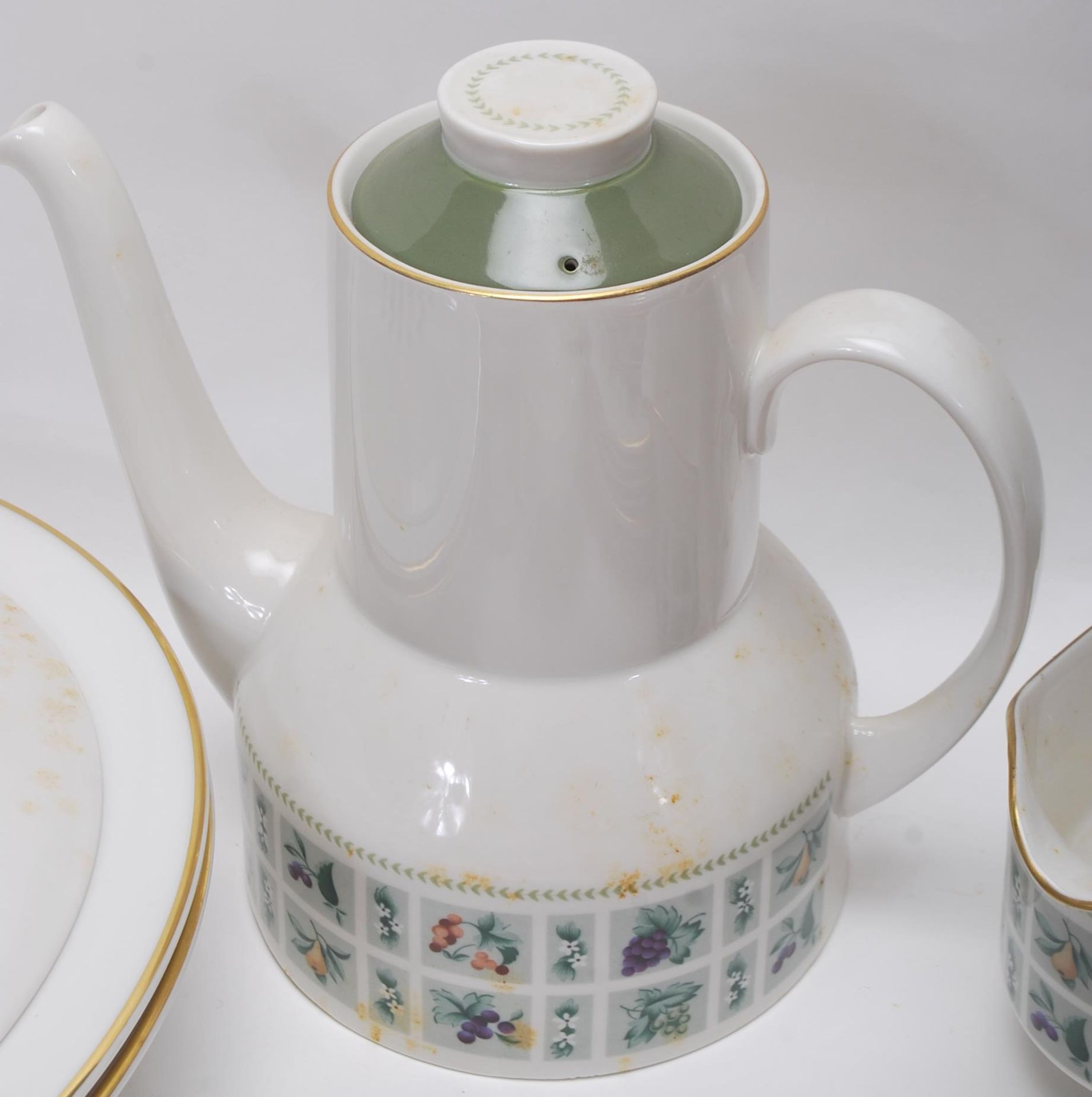 A large late 20th Century fine bone china dinner service by Royal Doulton in the Tapestry pattern - Bild 10 aus 18