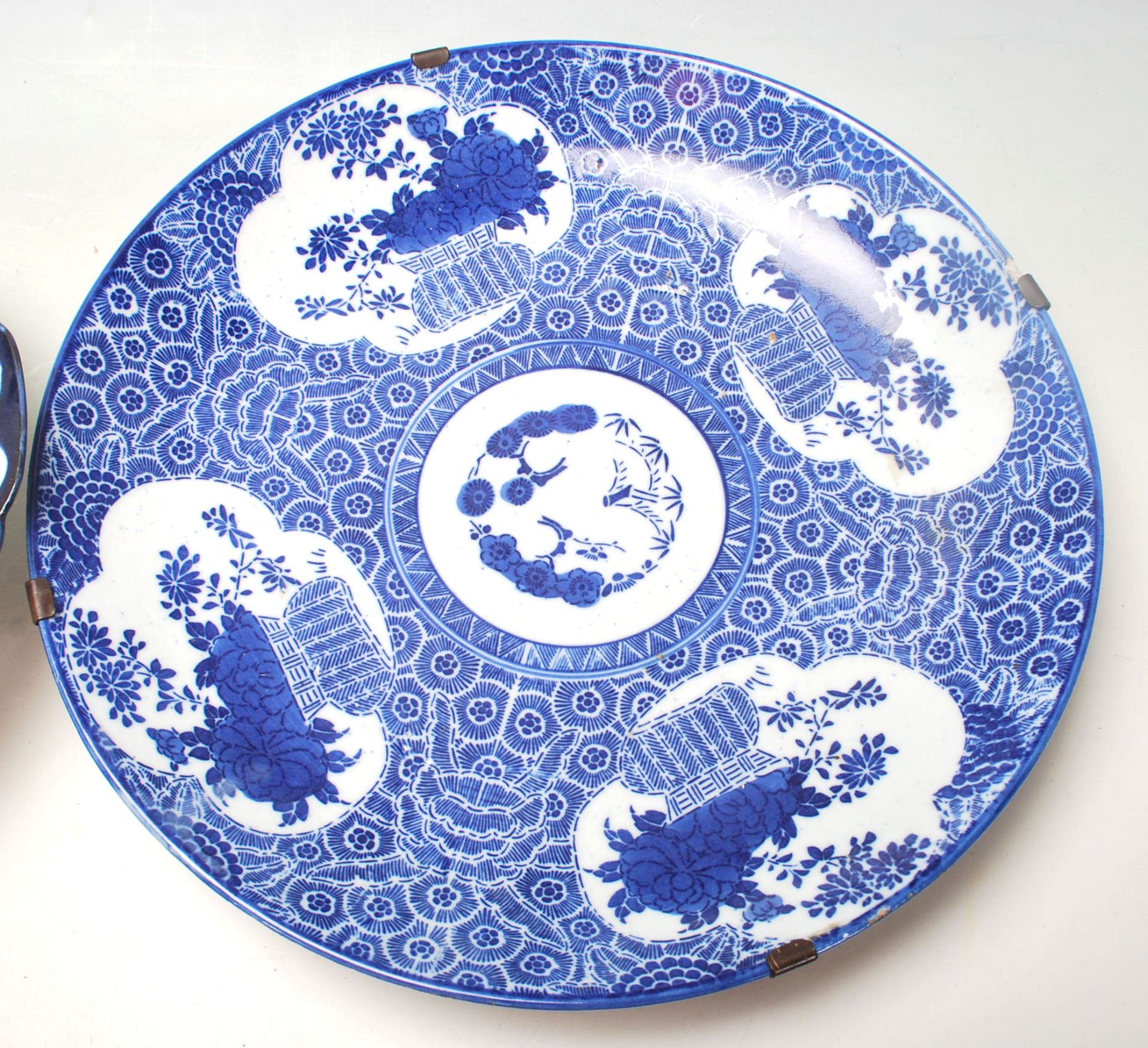 An early 20th Century Japanese wall charger plate of round form being transfer printed with floral - Bild 3 aus 6