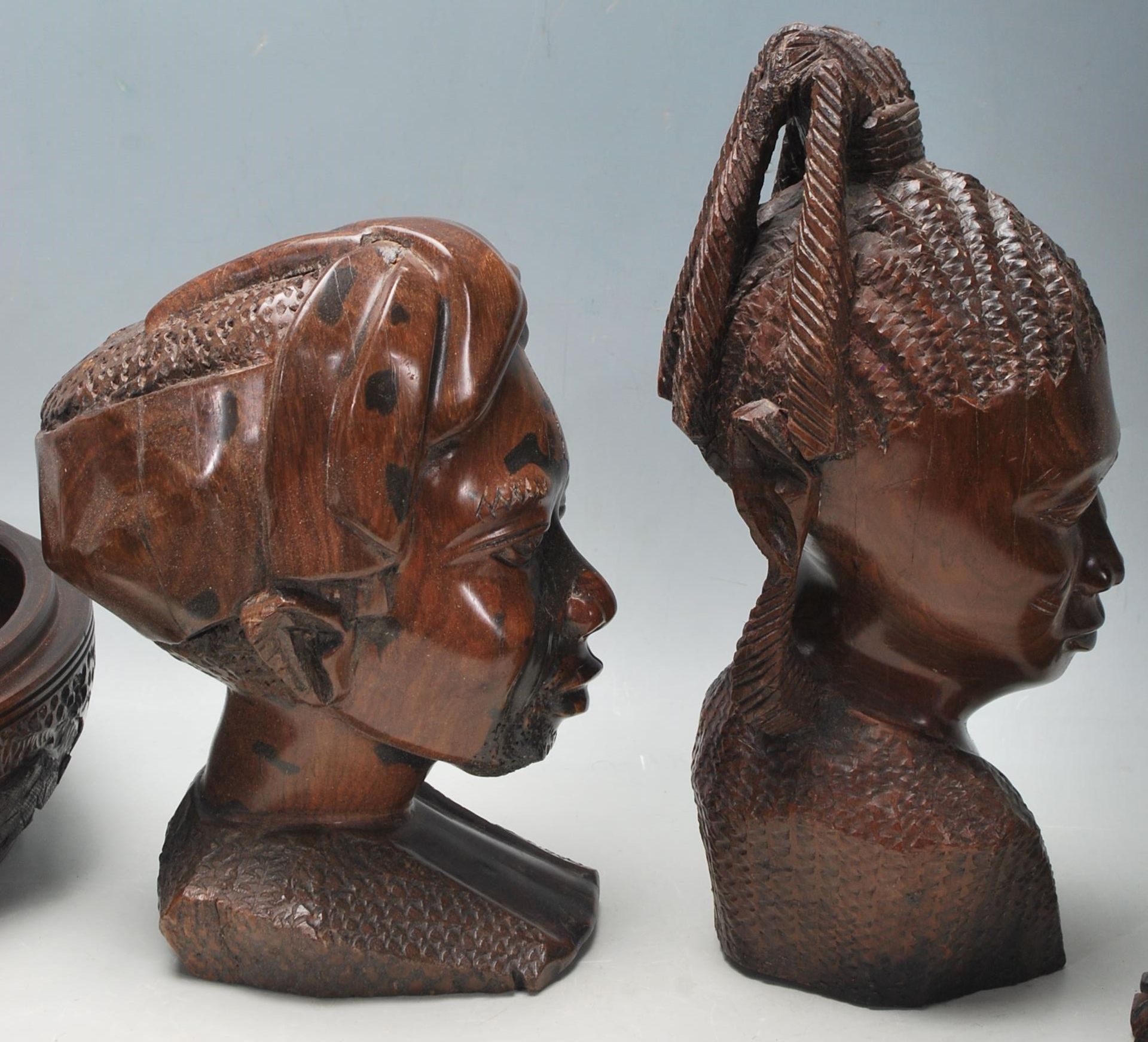 A COLLECTION OF 19TH AND 29TH CENTURY ARICAN TRIBAL BUST - Bild 5 aus 7
