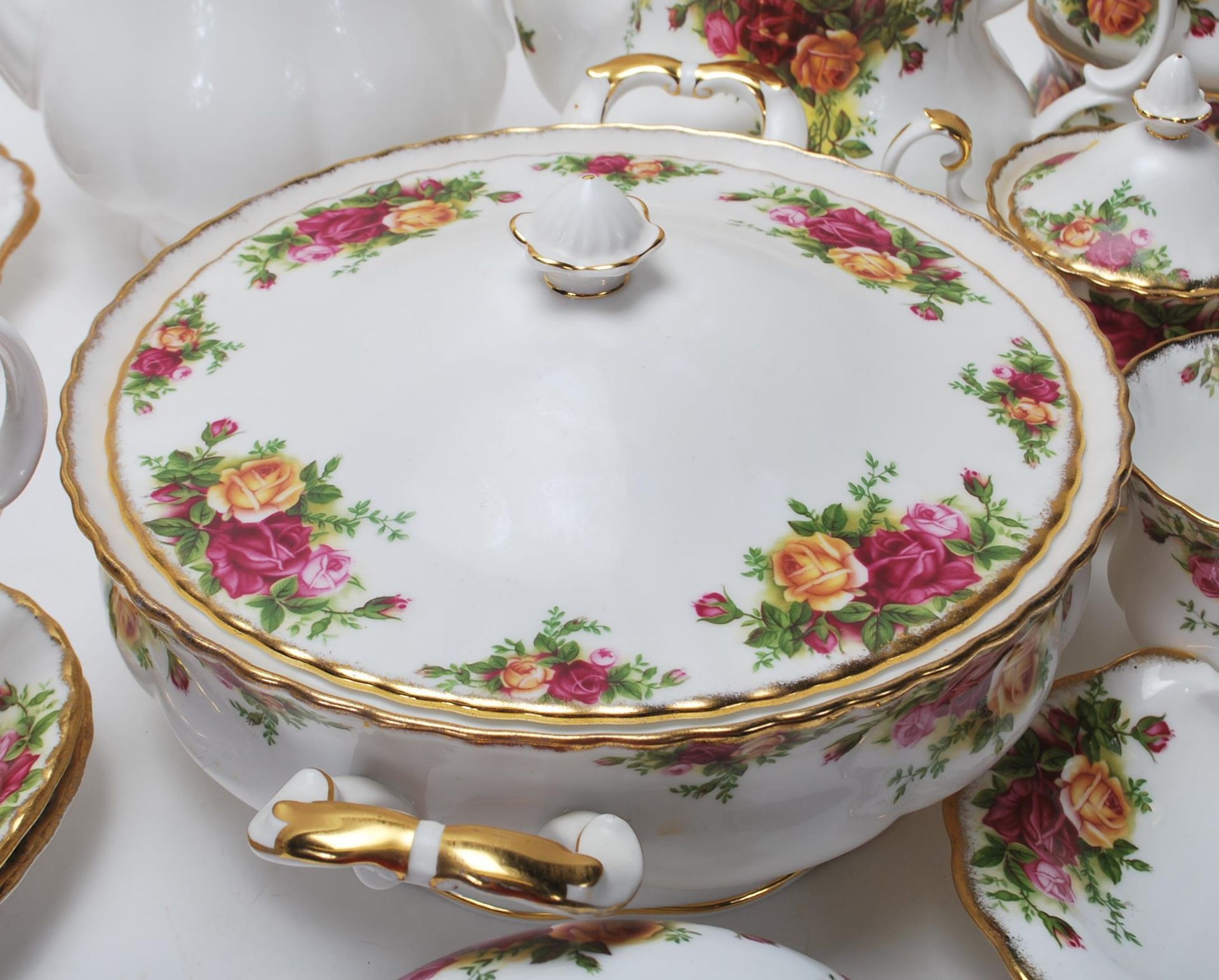 A very large Royal Albert bone china tea service / dining service in the Old Country Roses pattern - Bild 7 aus 14