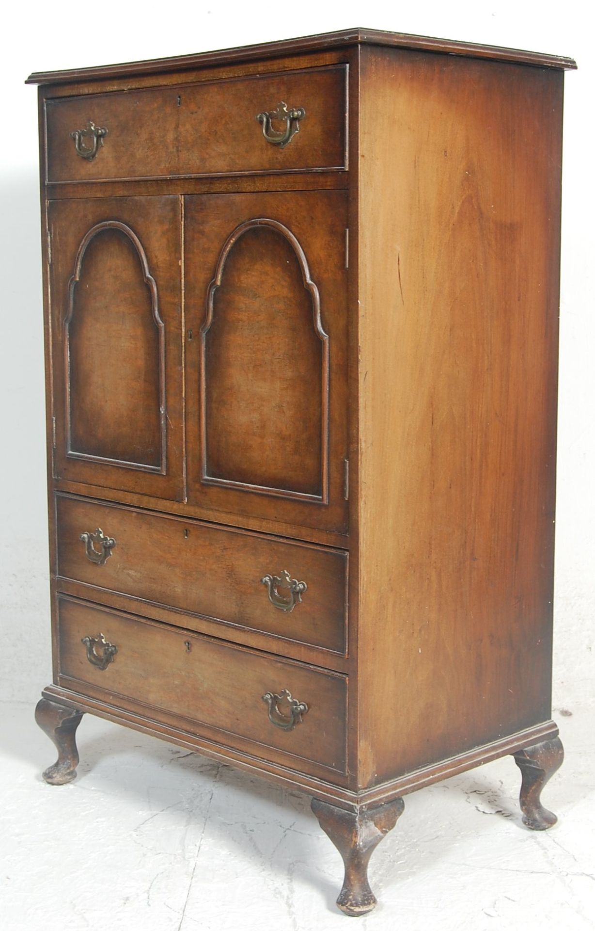 A vintage 1940s mid century walnut veneered tallboy / bachelors chest  / chest of drawers having a - Bild 8 aus 15