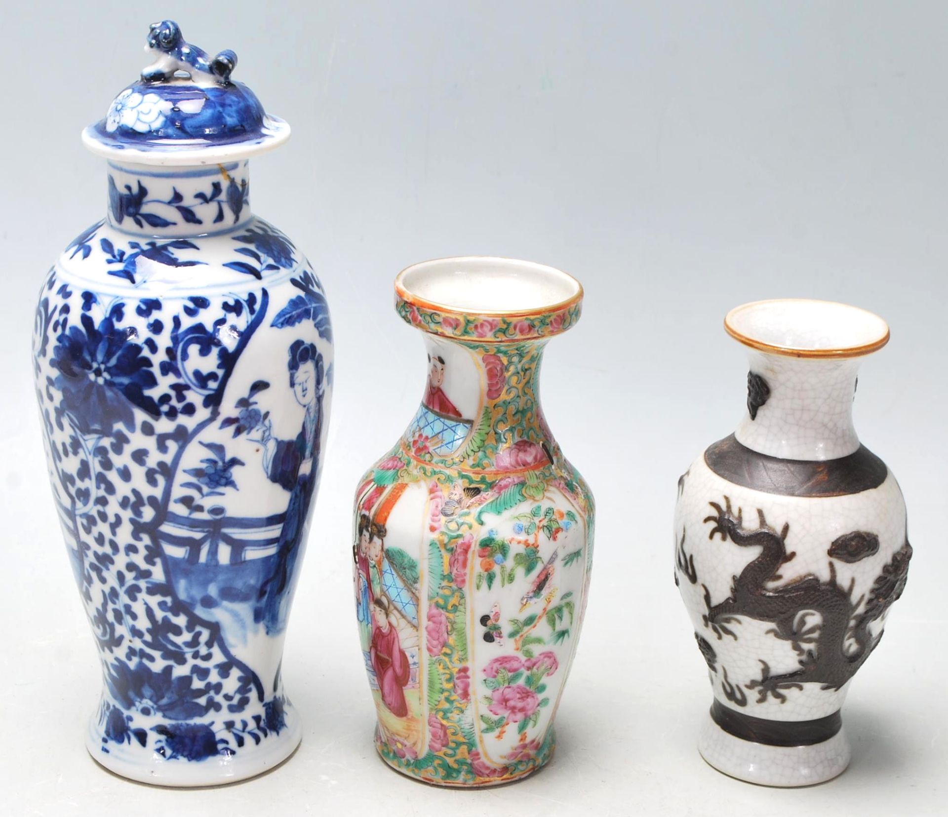 A group of three Chinese porcelain vases to include a blue and white hand painted lidded vase having - Bild 3 aus 7