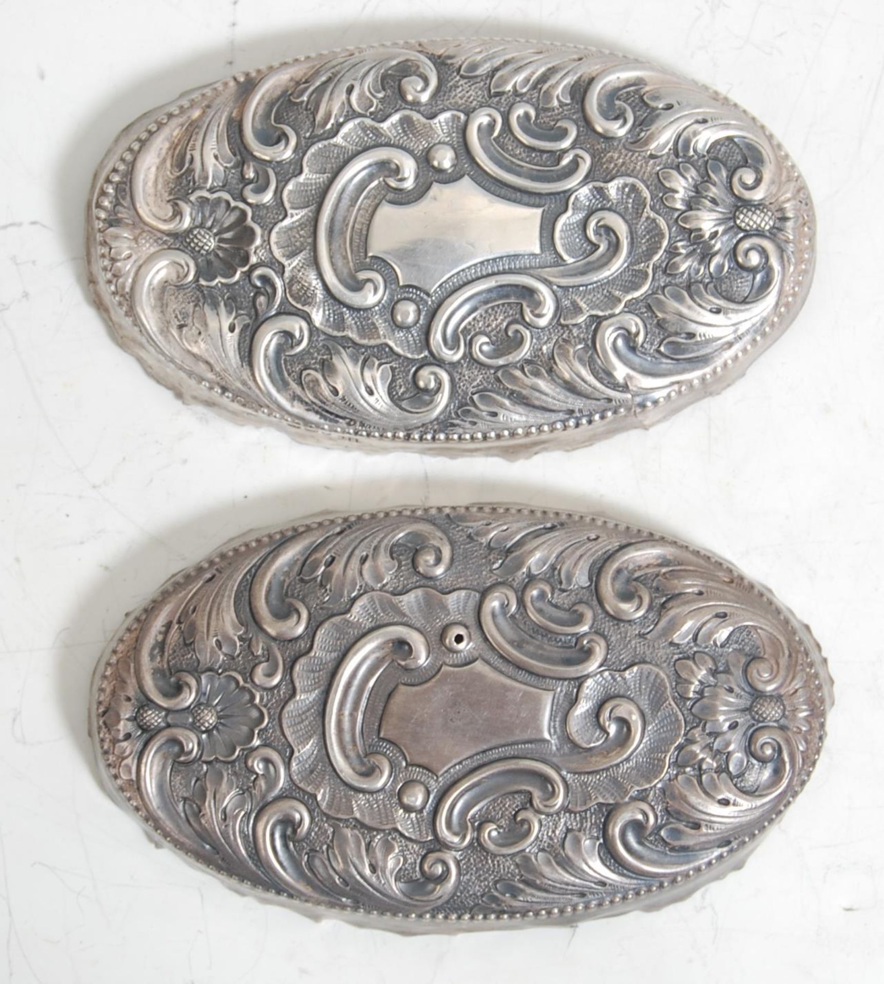 A pair of silver hallmark vesta cases having engraving decorations to the body, hinged lid, - Bild 2 aus 11