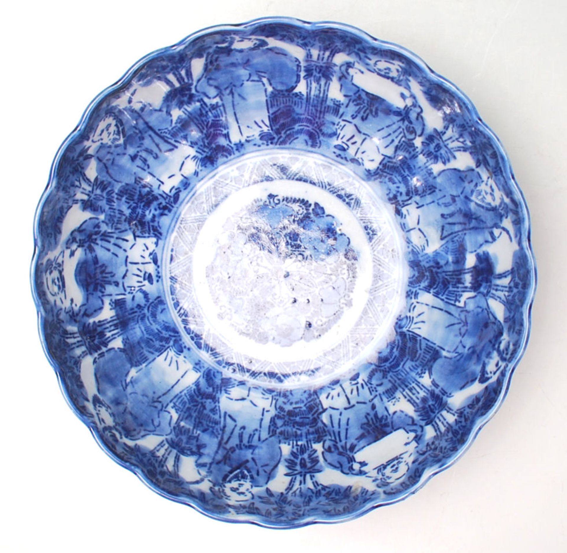 A group of Chinese ceramics to include an early 20th Century Canton dish of round form being - Bild 10 aus 11