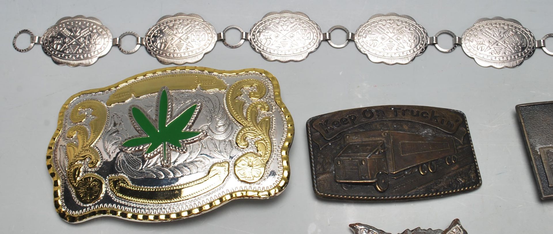 A collection of contemporary Americana / American belt buckles to include a Colt Revolver belt - Bild 2 aus 7