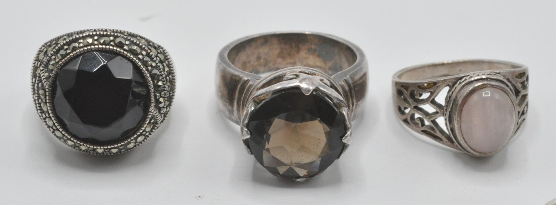 A group of ladies silver ring to include a ring set with  large faceted blue stone, a ring set - Bild 2 aus 11