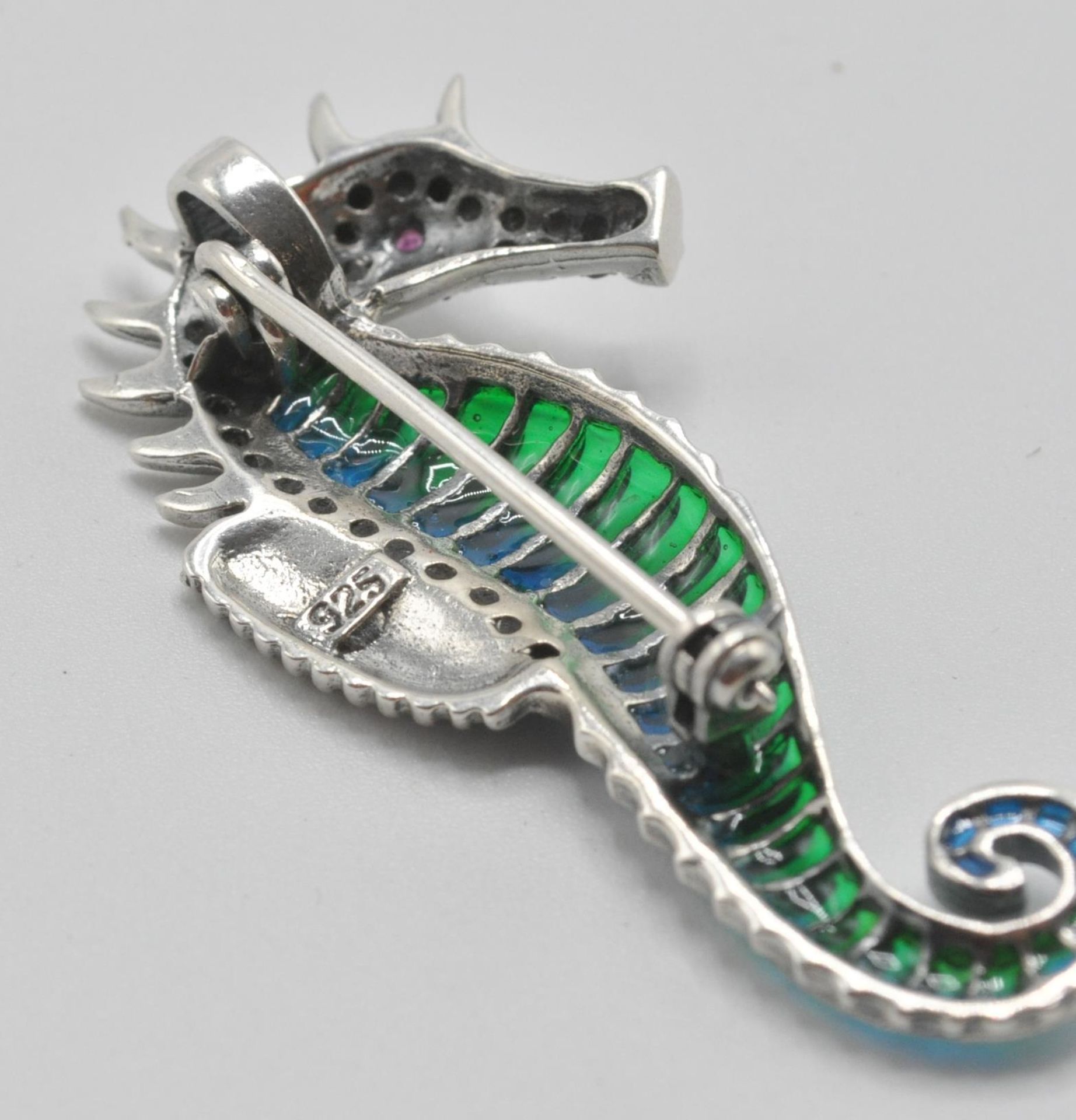 A silver 925 plique a jour pendant . brooch in the form of a seahorse with red stone eye having - Bild 5 aus 5