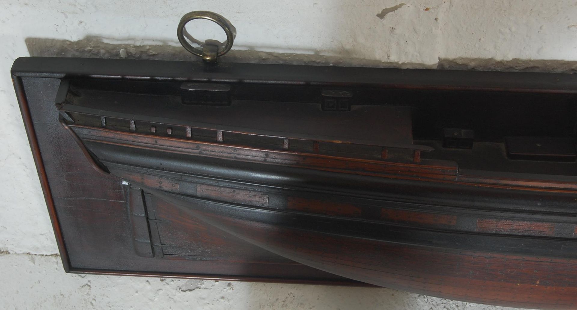 A 20th Century Edwardian mahogany half hull of a ship mounted on a wall plaque with two brass - Bild 2 aus 4