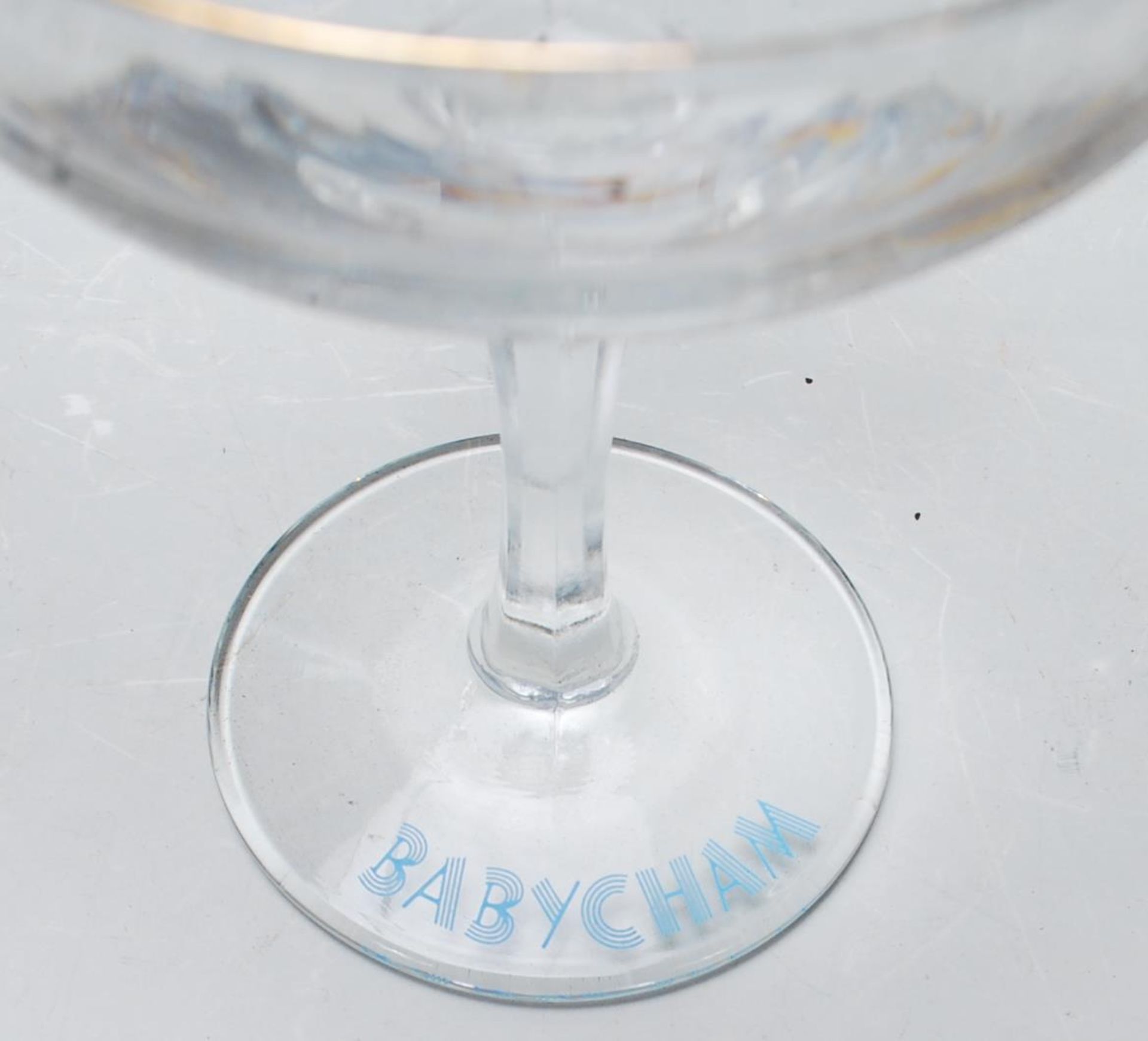 A set of nine vintage retro Babycham advertising glasses having gilt rims with hexagonal stems and - Bild 6 aus 6