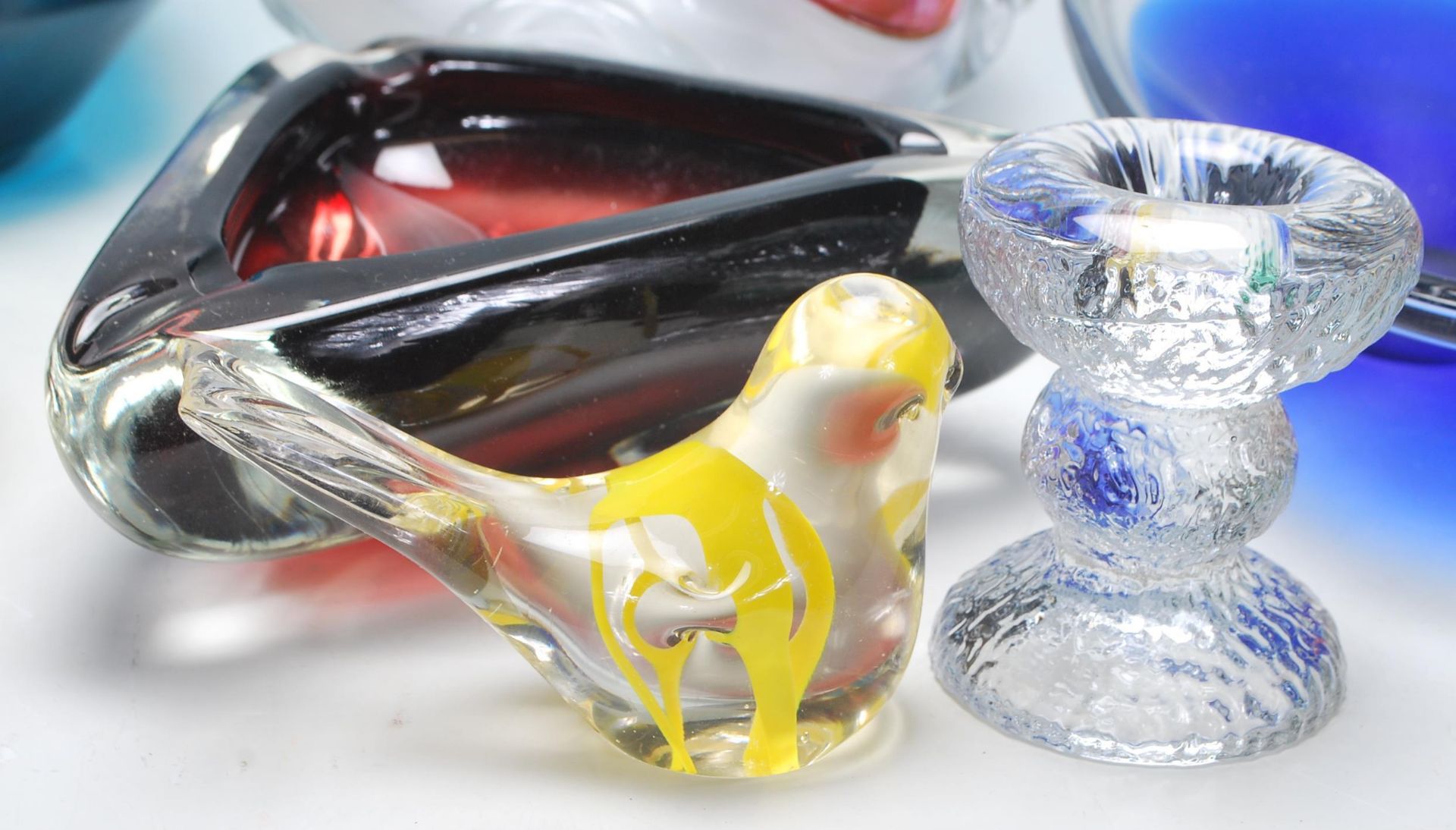 A collection of 20th century studio art glass comprising a pair of Murano cockerels, Whitefriars - Bild 2 aus 8