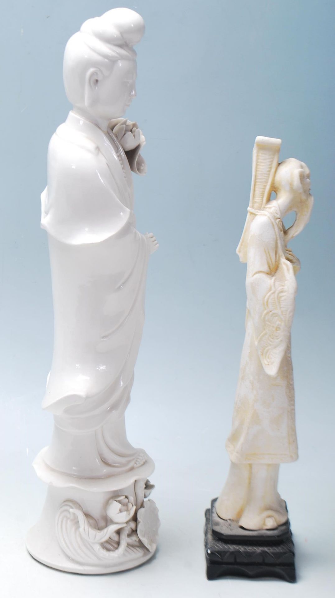 A 20th Century Chinese blanc de chine figurine depicting a female figure in traditional dress - Bild 2 aus 6