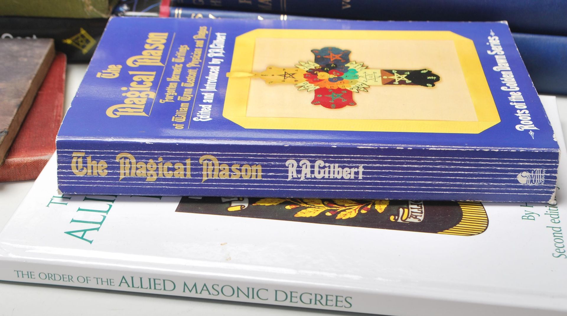 A large collection of Masonic books to include Gould’s History of Freemasonry Volume 1,2,3,4, - Bild 5 aus 6