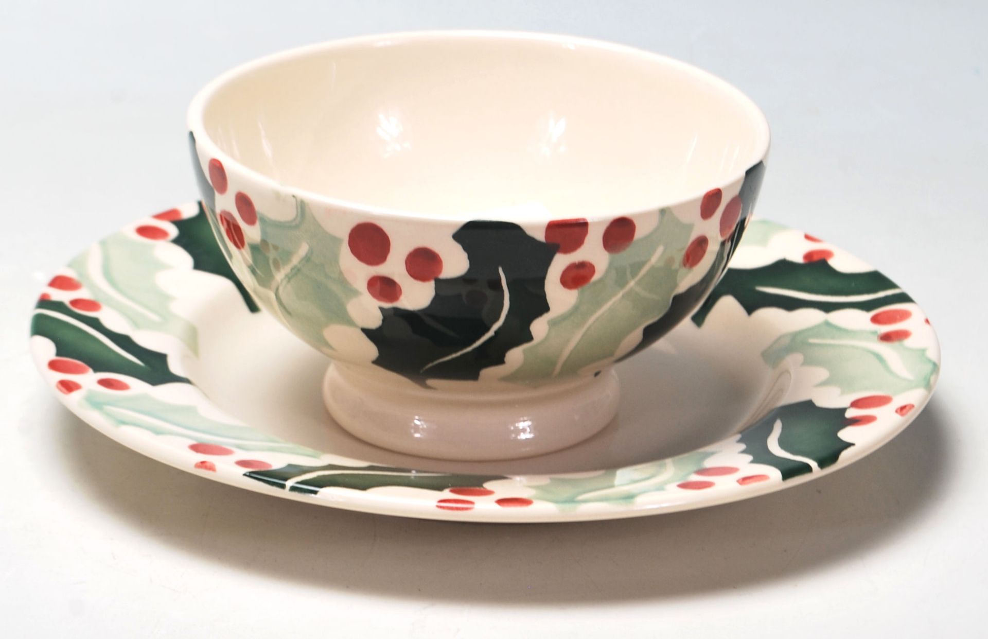 A late 20th Century ceramic tea cup and saucer by Emma Bridgewater in the Holly pattern decorated in - Bild 2 aus 5