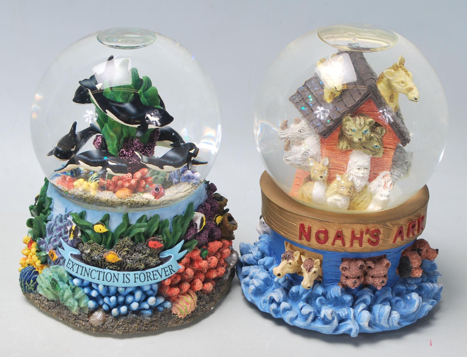 A collection of seven original vintage collectable glass snow globes to include: two angels - Bild 5 aus 6