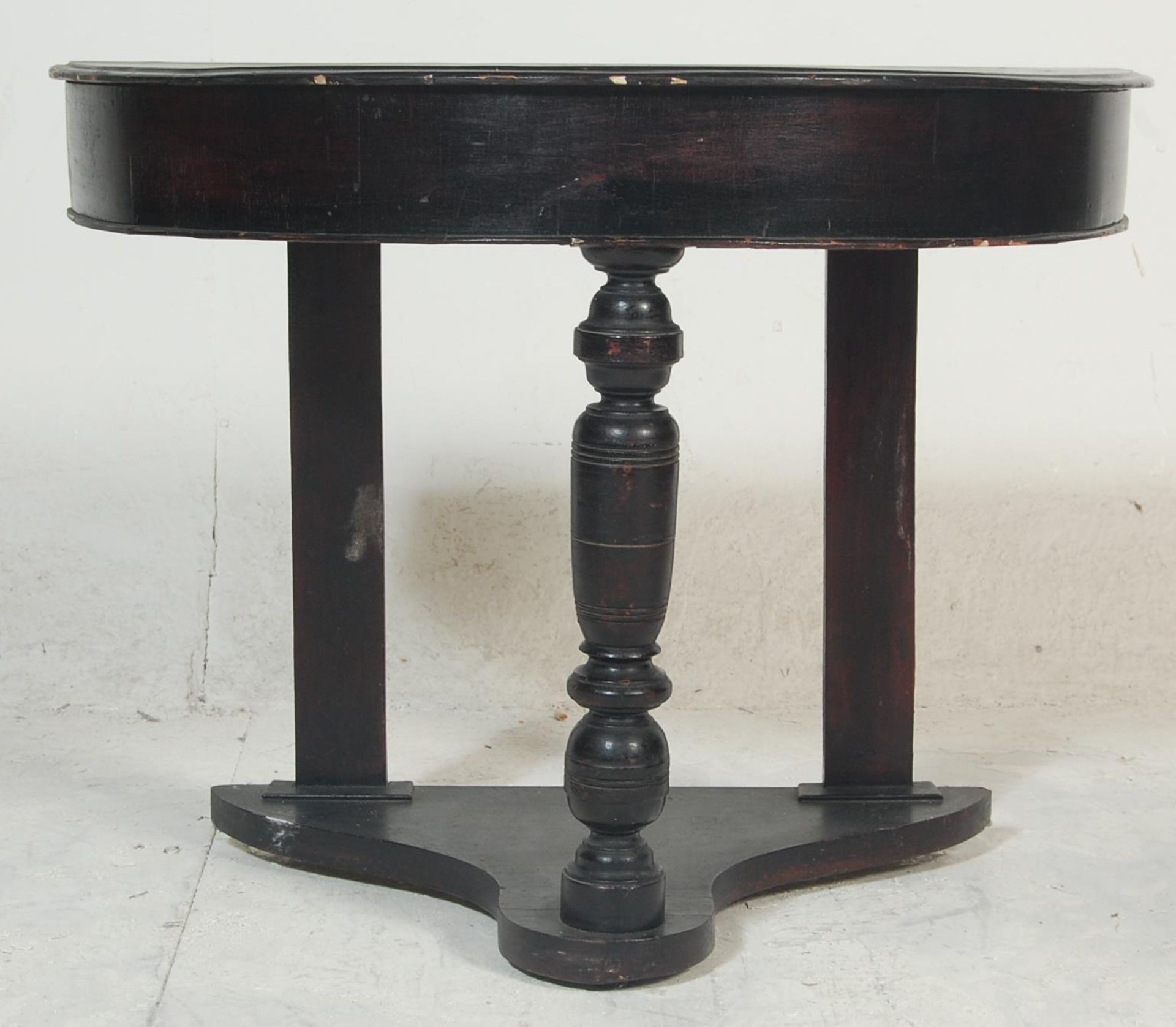 A Victorian 19th century mahogany demi-lune / half moon console hall table. Raised on bun feet - Bild 2 aus 6