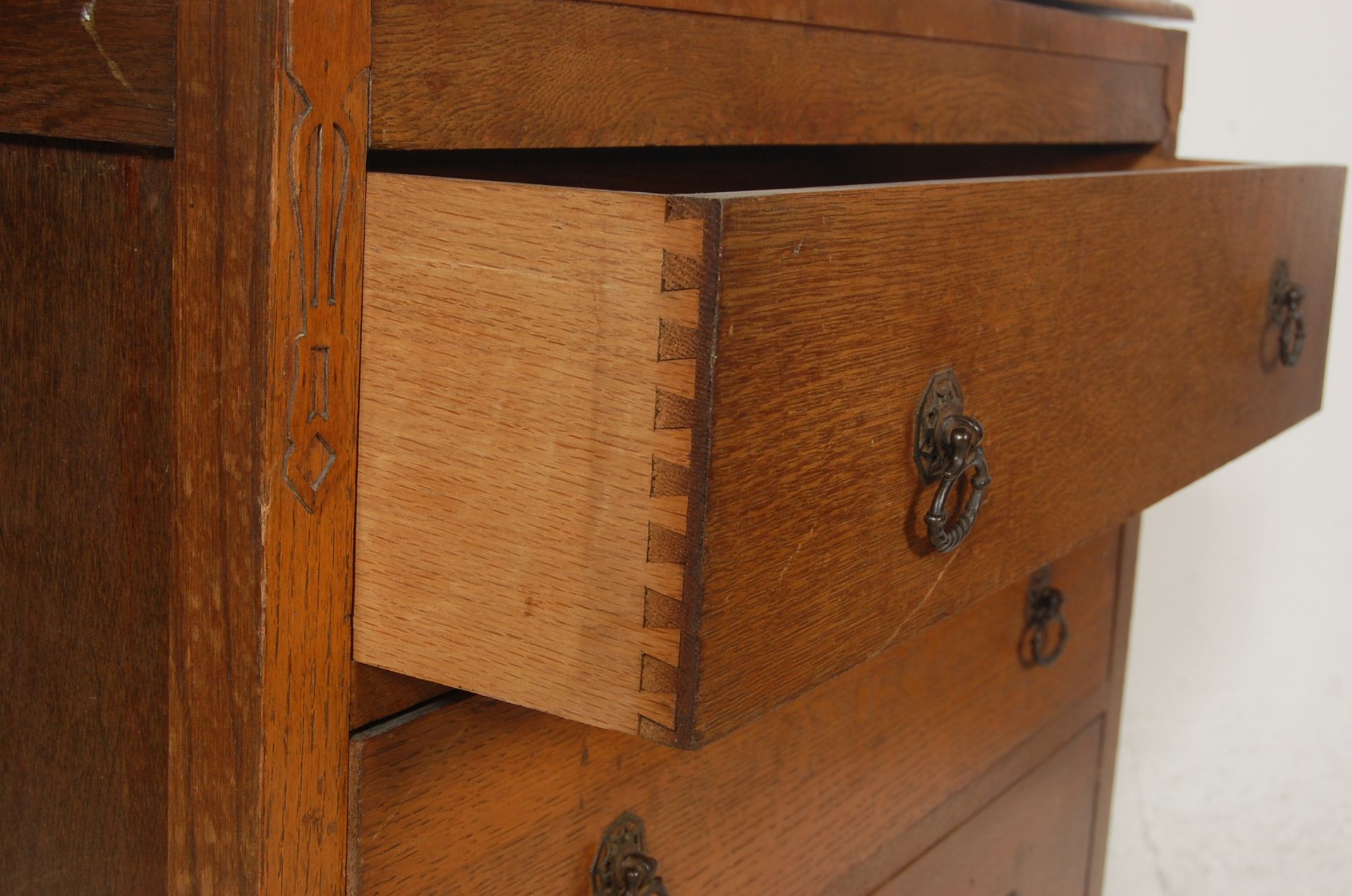 A good 1930's Queen Anne revival oak chest of drawers. The chest being raised on squared legs with - Bild 2 aus 8