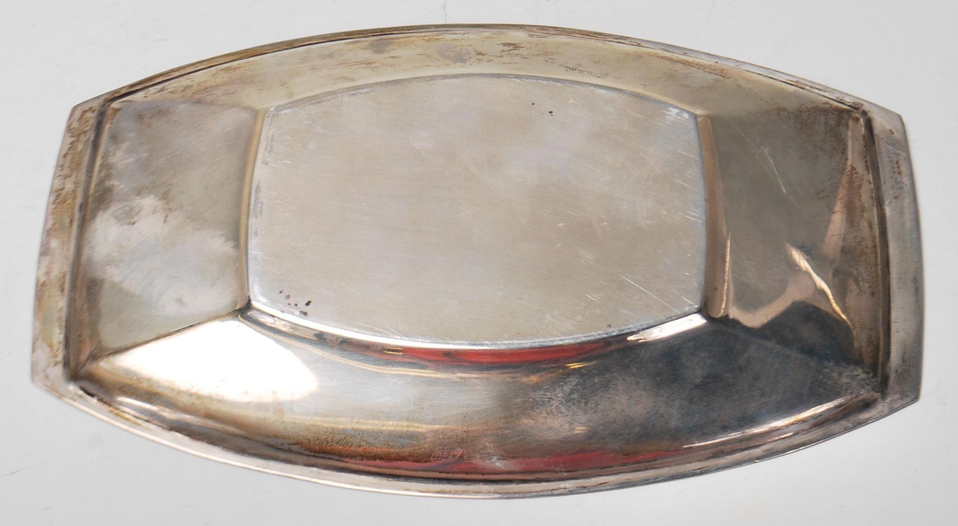 A silver hallmarked dish of lozenge form with raised edges. Central notation for SMH - NHJ Poole - Bild 5 aus 5