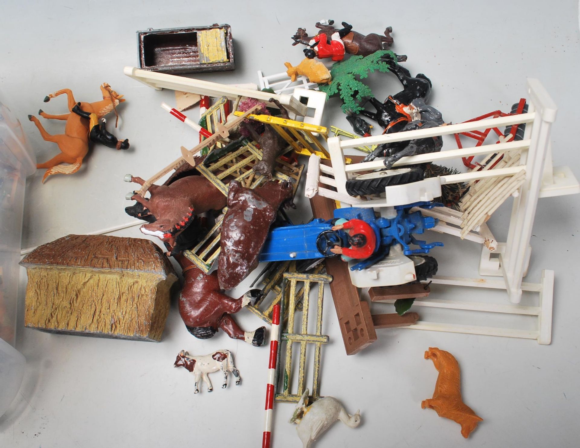 An assorted collection of 20th Century Britains Ltd lead and plastic toys to include horses, - Bild 13 aus 13