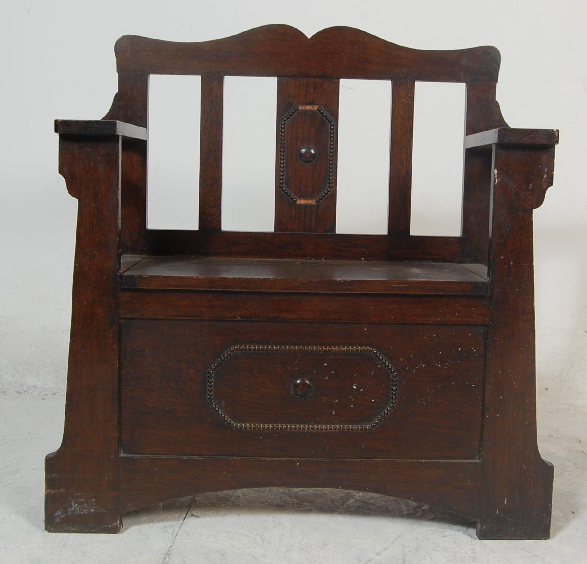 A 1920's carved oak Jacobean revival hall settle bench / stick stand combination. Raised on - Bild 3 aus 7