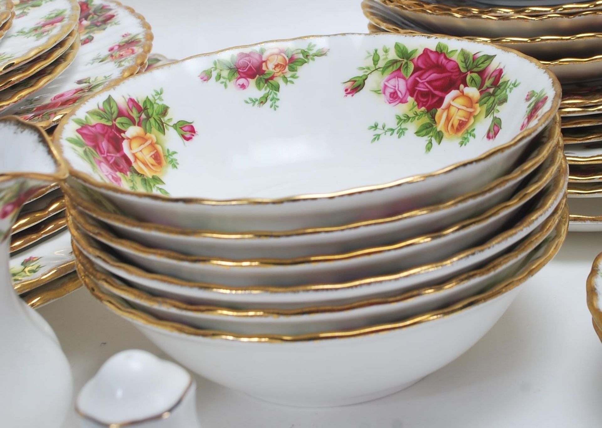 A very large Royal Albert bone china tea service / dining service in the Old Country Roses pattern - Bild 4 aus 14