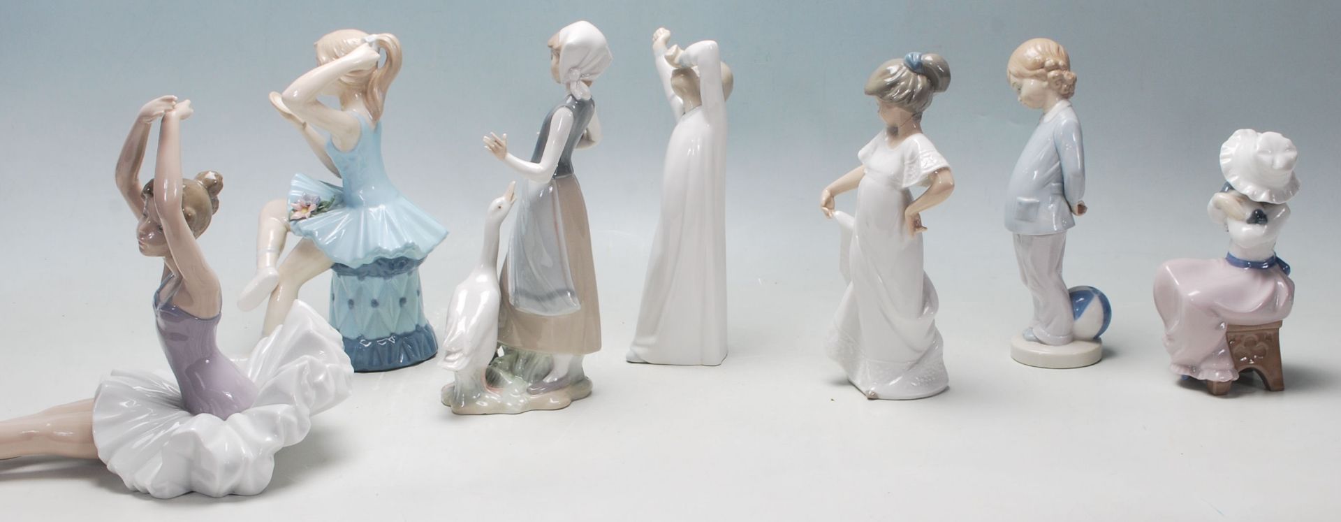 Lladro / Nao - A collection of five late 20th Century Lladro / Nao / Mediflor figurines to include a - Bild 4 aus 6