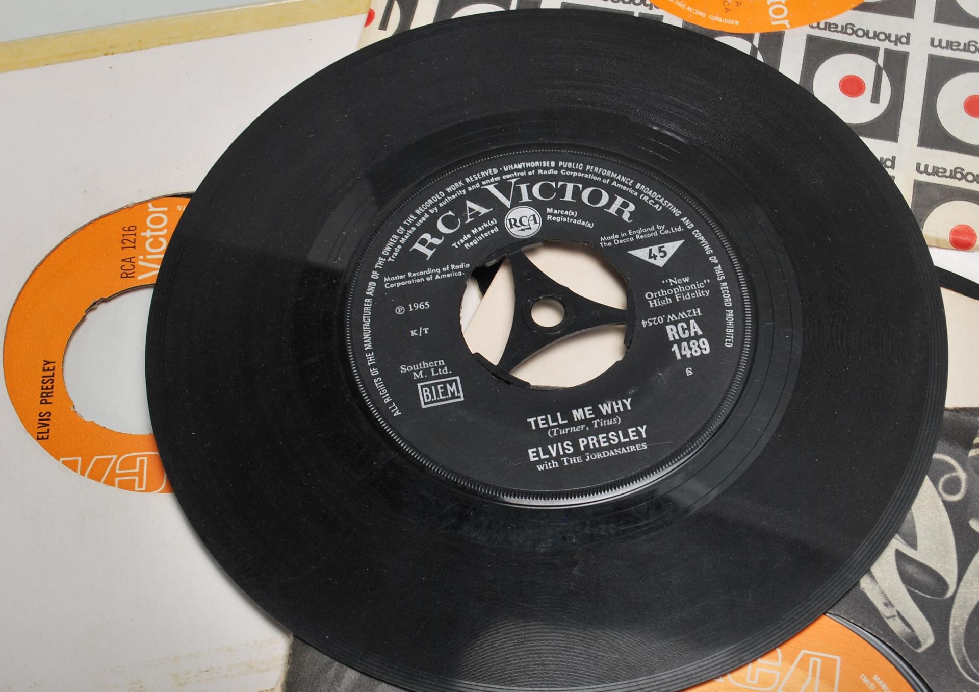 A collection of 20 vinyl 45 records by Elvis Presley to include Are You Lonesome Tonight, Crying - Bild 2 aus 9