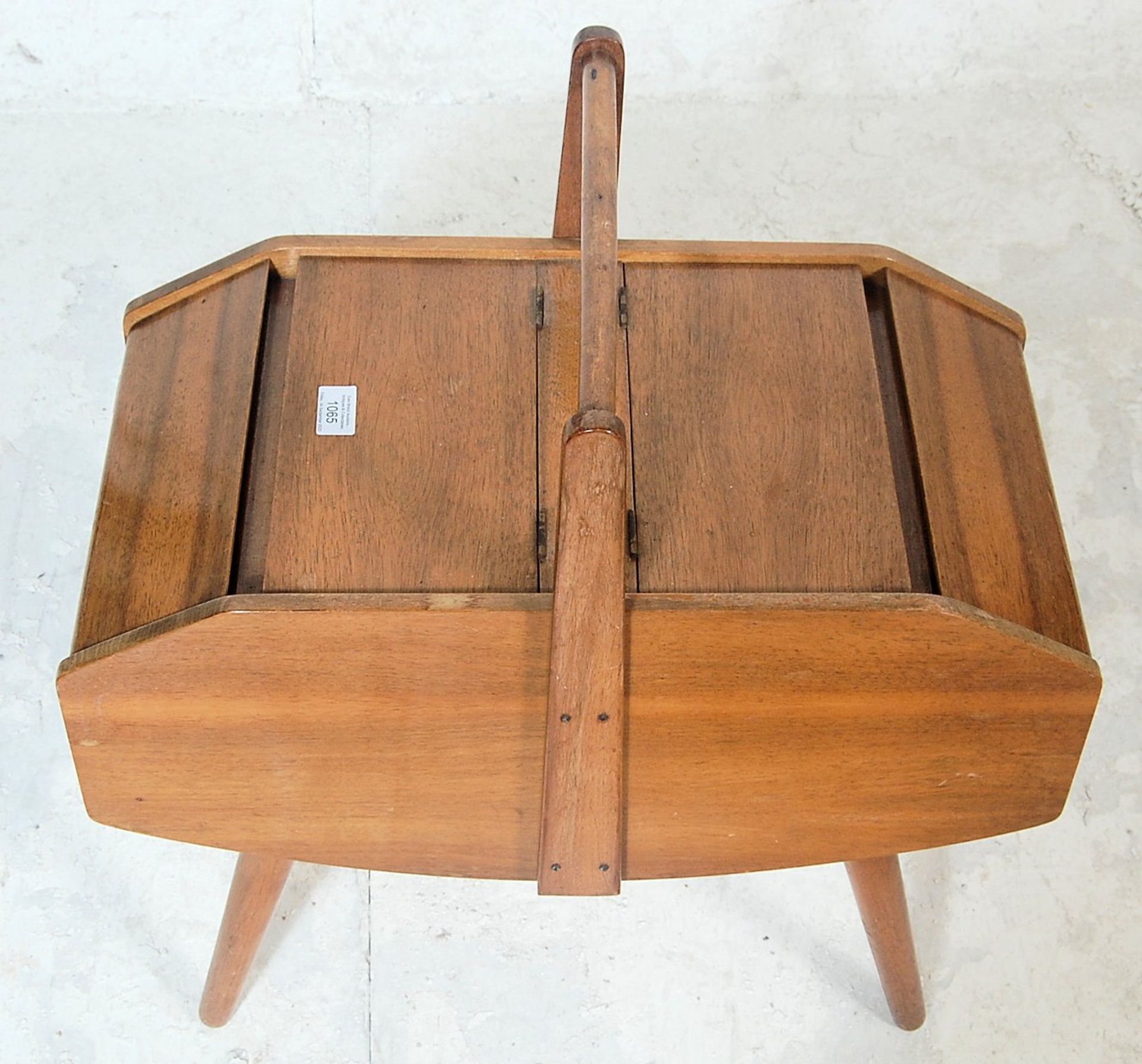 A vintage 20th century circa 1970's stylish teak wood sewing box with hinged lids, handle above - Bild 3 aus 5