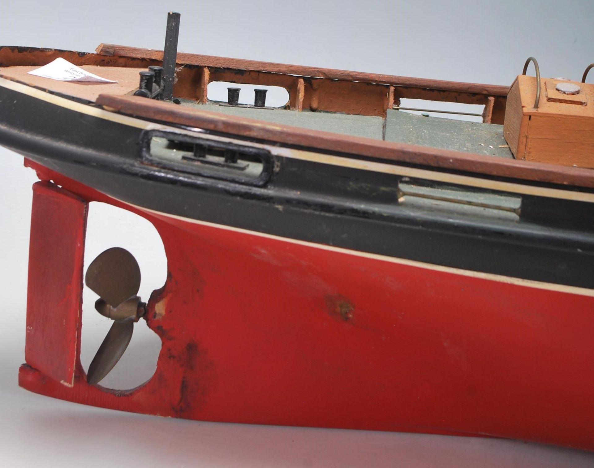 A vintage 20th Century scratch built remote control boat having a red and black hull with model - Bild 4 aus 7