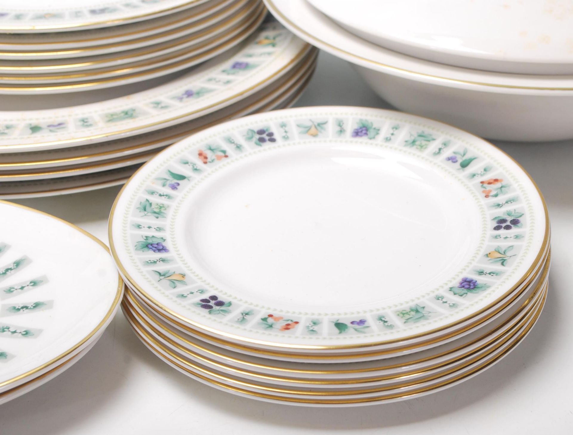 A large late 20th Century fine bone china dinner service by Royal Doulton in the Tapestry pattern - Bild 4 aus 18