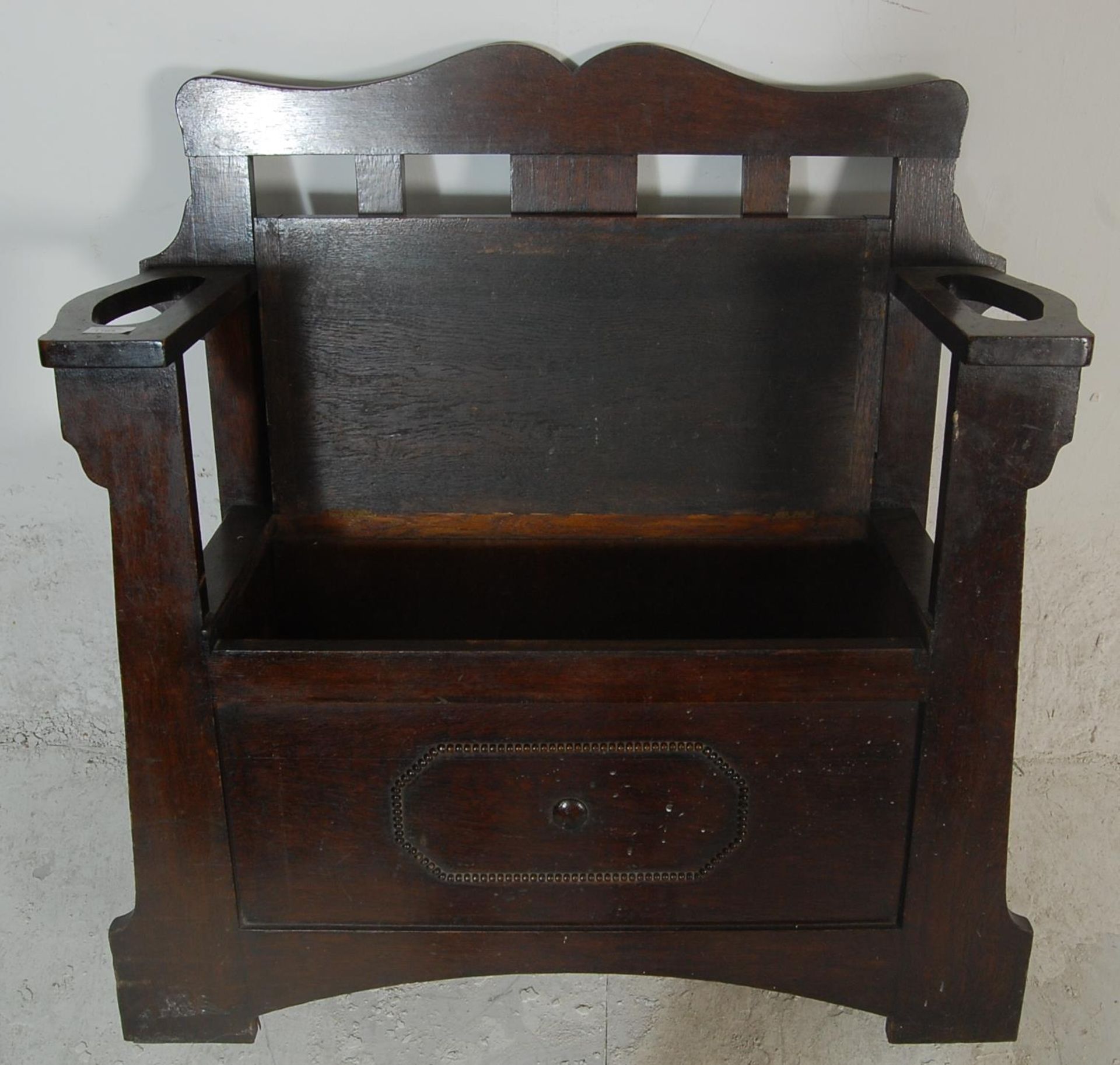 A 1920's carved oak Jacobean revival hall settle bench / stick stand combination. Raised on - Bild 6 aus 7