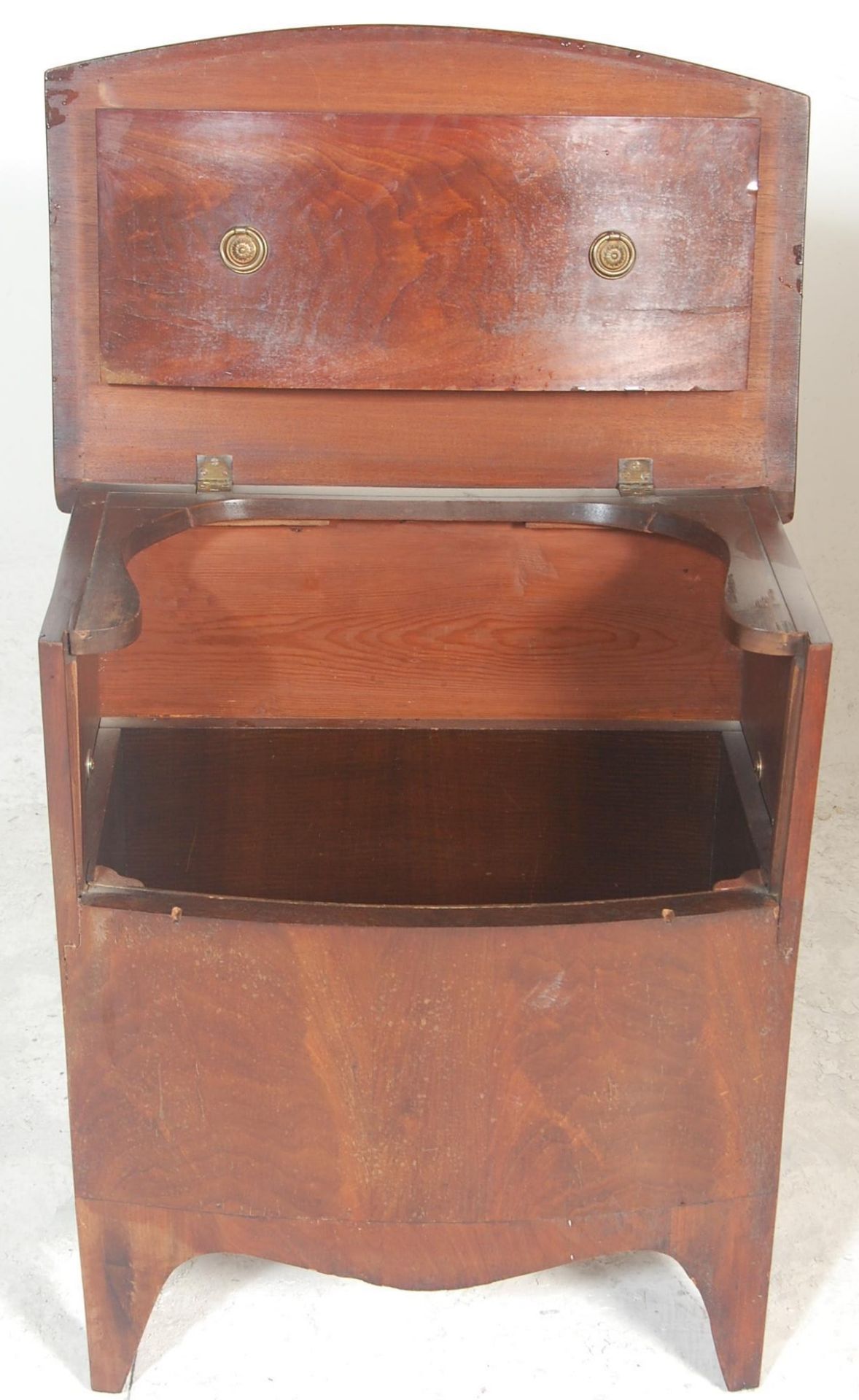 A Regency Revival III bow front commode having circular brass handles under a hinged lid opening - Bild 4 aus 7