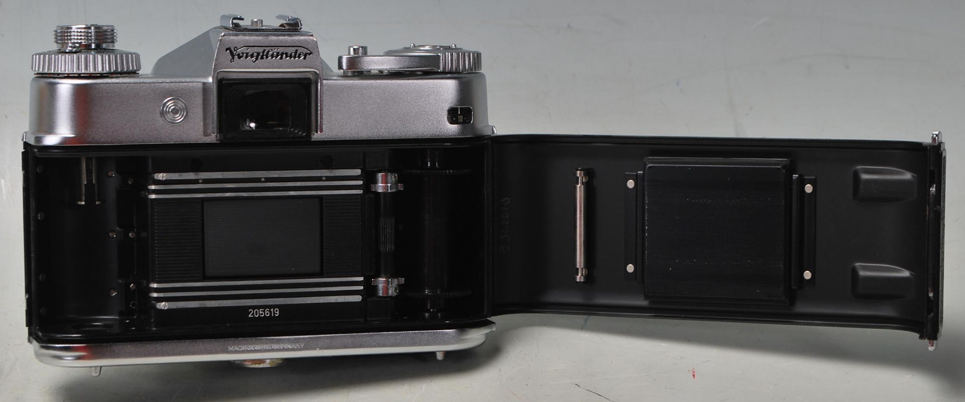 A vintage German Voigtländer camera along with spare lenses to include Nikkor S C auto 1:1.4 f= - Bild 4 aus 14