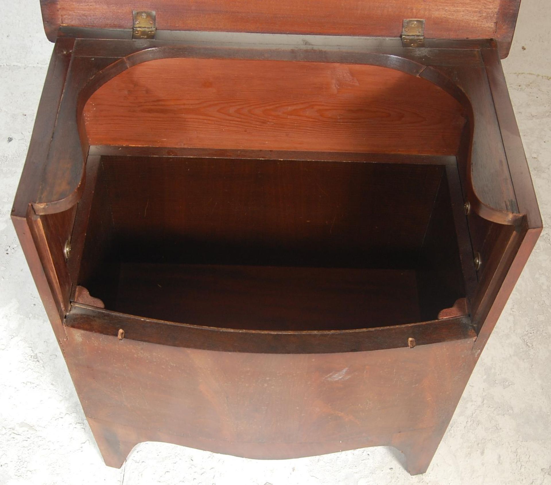 A Regency Revival III bow front commode having circular brass handles under a hinged lid opening - Bild 6 aus 7