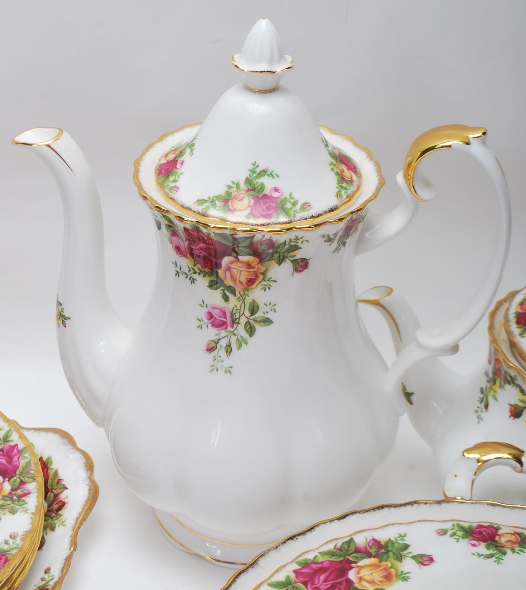 A very large Royal Albert bone china tea service / dining service in the Old Country Roses pattern - Bild 9 aus 14